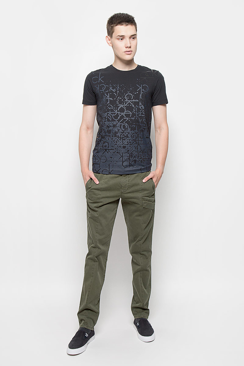 Брюки мужские Calvin Klein Jeans, цвет: хаки. J30J300518. Размер 32 (48)AY1204 Брюки мужские Calvin Klein Jeans, цвет: хаки. J30J300518. Размер 32 (48)AY1204Стильные мужские брюки Calvin Klein Jeans, выполненные из хлопка с добавлением эластана, отлично дополнят ваш образ. Ткань изделия тактильно приятная, позволяет коже дышать.Брюки застегиваются на пуговицу и имеют ширинку на застежке-молнии. На поясе предусмотрены шлевки для ремня. Спереди модель дополнена тремя прорезными карманами, один из которых с клапаном на кнопках. Сзади расположены два прорезных кармана, один также закрывается с помощью клапана с кнопкой.Высокое качество кроя и пошива, актуальный дизайн и расцветка придают изделию неповторимый стиль и индивидуальность. Модель займет достойное место в вашем гардеробе!