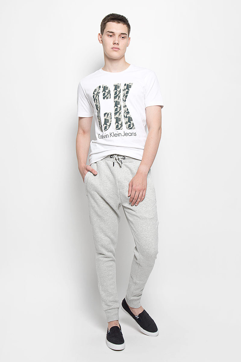Брюки спортивные мужские Calvin Klein Jeans, цвет: светло-серый меланж. J30J300653. Размер XL (54)AY1206 Брюки спортивные мужские Calvin Klein Jeans, цвет: светло-серый меланж. J30J300653. Размер XL (54)AY1206Мужские спортивные брюки Calvin Klein Jeans идеально подойдут для активного отдыха или занятий спортом. Изготовленные из хлопка с добавлением полиэстера, они приятные на ощупь, не сковывают движения и хорошо пропускают воздух. Трикотажная часть изделия выполнена с добавлением эластана. Изнаночная сторона с мягким теплым начесом. Брюки на талии дополнены широкой эластичной резинкой и затягивающимся шнурком, что обеспечивает удобную посадку изделия на фигуре. Спереди расположены два прорезных кармана на застежках-молниях, сзади - один на кнопке. Низ брючин дополнен широкими трикотажными манжетами. Украшена модель вышитым логотипом бренда. Спортивные брюки займут достойное место в вашем гардеробе, в них вам будет удобно и комфортно!