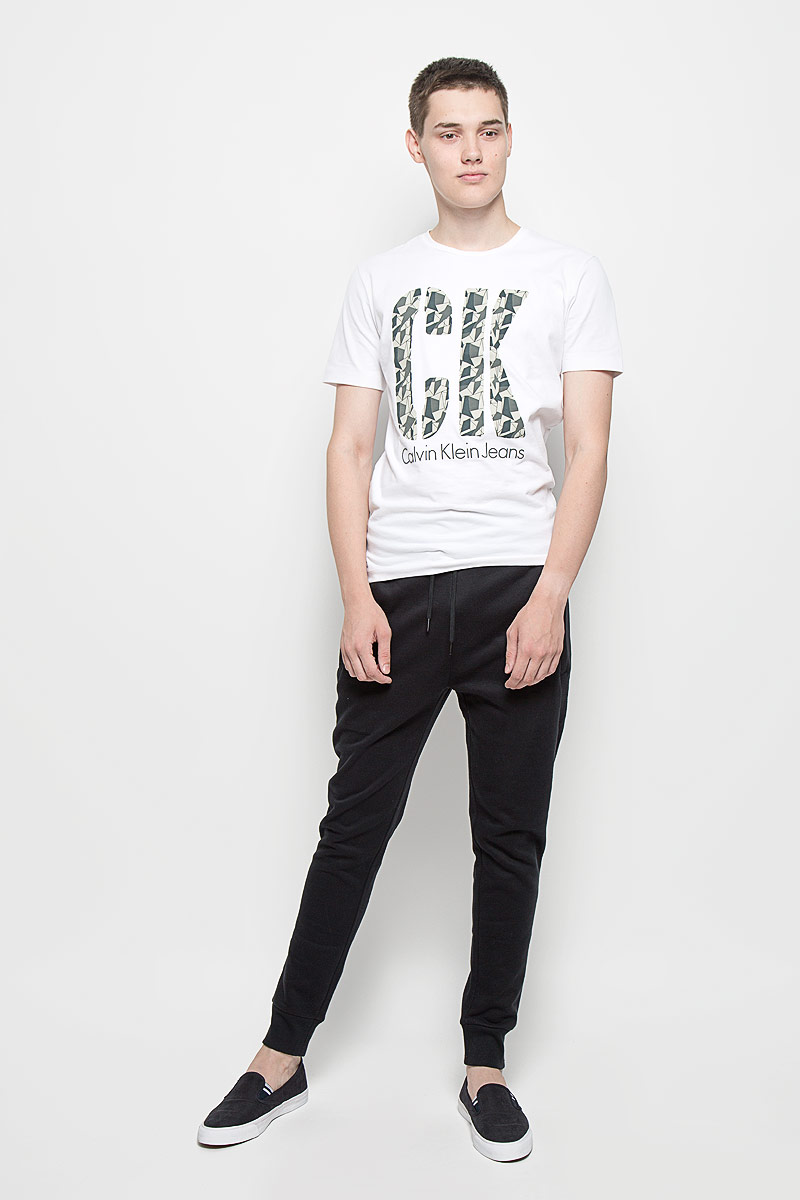 Брюки спортивные мужские Calvin Klein Jeans, цвет: черный. J30J300653. Размер XL (54)J30J300653 Брюки спортивные мужские Calvin Klein Jeans, цвет: черный. J30J300653. Размер XL (54)J30J300653Мужские спортивные брюки Calvin Klein Jeans идеально подойдут для активного отдыха или занятий спортом. Изготовленные из хлопка с добавлением полиэстера, они приятные на ощупь, не сковывают движения и хорошо пропускают воздух. Трикотажная часть изделия выполнена с добавлением эластана. Изнаночная сторона с мягким теплым начесом. Брюки на талии дополнены широкой эластичной резинкой и затягивающимся шнурком, что обеспечивает удобную посадку изделия на фигуре. Спереди расположены два прорезных кармана на застежках-молниях, сзади - один на кнопке. Низ брючин дополнен широкими трикотажными манжетами. Украшена модель вышитым логотипом бренда. Спортивные брюки займут достойное место в вашем гардеробе, в них вам будет удобно и комфортно!