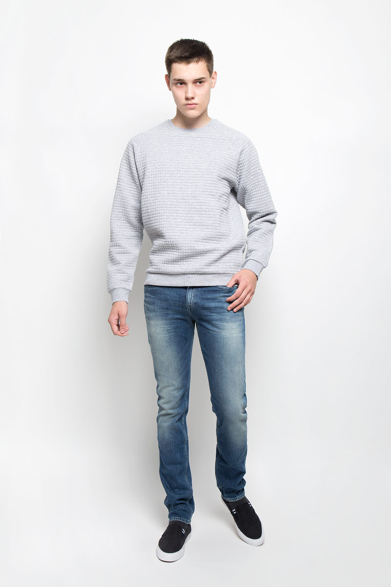 Джинсы мужские Calvin Klein Jeans, цвет: синий. J30J300915. Размер 36 (54)12.019189 Джинсы мужские Calvin Klein Jeans, цвет: синий. J30J300915. Размер 36 (54)12.019189Мужские джинсы Calvin Klein Jeans займут достойное место в вашем гардеробе. Они изготовлены из эластичного хлопка, тактильно приятные, не стесняют движений, позволяют коже дышать.Джинсы-слим застегиваются на пуговицу и имеют ширинку на застежке-молнии. На поясе предусмотрены шлевки для ремня. Спереди джинсы дополнены двумя втачными карманами и одним маленьким накладным, сзади - двумя накладными карманами. Оформлено изделие эффектом потертости и перманентными складками, украшено металлической пластиной с логотипом бренда.Высокое качество кроя и пошива, актуальный дизайн и расцветка придают изделию неповторимый стиль и индивидуальность.