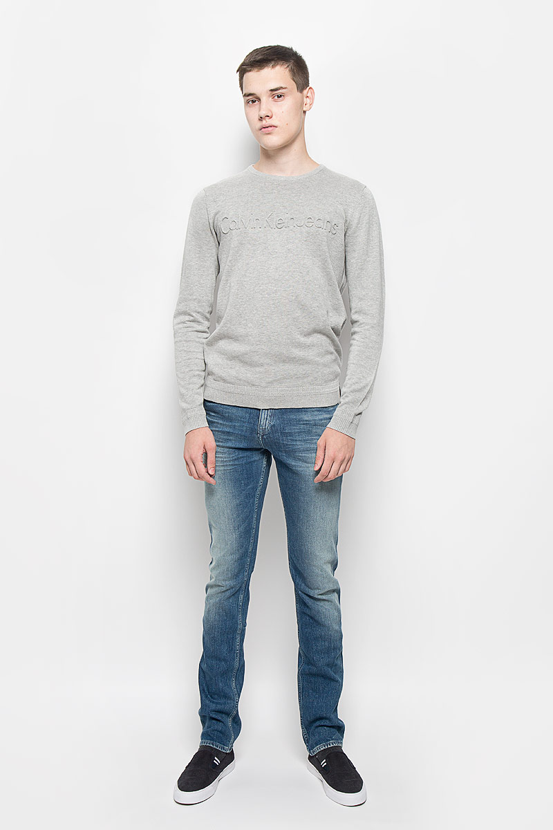 Джемпер мужской Calvin Klein Jeans, цвет: серый меланж. J30J300604. Размер M (48)12.018589 Джемпер мужской Calvin Klein Jeans, цвет: серый меланж. J30J300604. Размер M (48)12.018589Мужской джемпер Calvin Klein Jeans выполнен из высококачественного натурального хлопка. Материал изделия мягкий и тактильно приятный, не стесняет движений, позволяет коже дышать.Джемпер с круглым вырезом горловины и длинными рукавами спереди оформлен крупной выпуклой надписью, содержащей название бренда. Вырез горловины, манжеты и низ модели связаны резинкой. Резинка по низу изделия и на манжетах связана с рисунком. Джемпер украшен нашивкой из искусственной кожи. Джемпер - идеальный вариант для создания образа в стиле Casual. Он подарит вам уют и комфорт в течение всего дня!