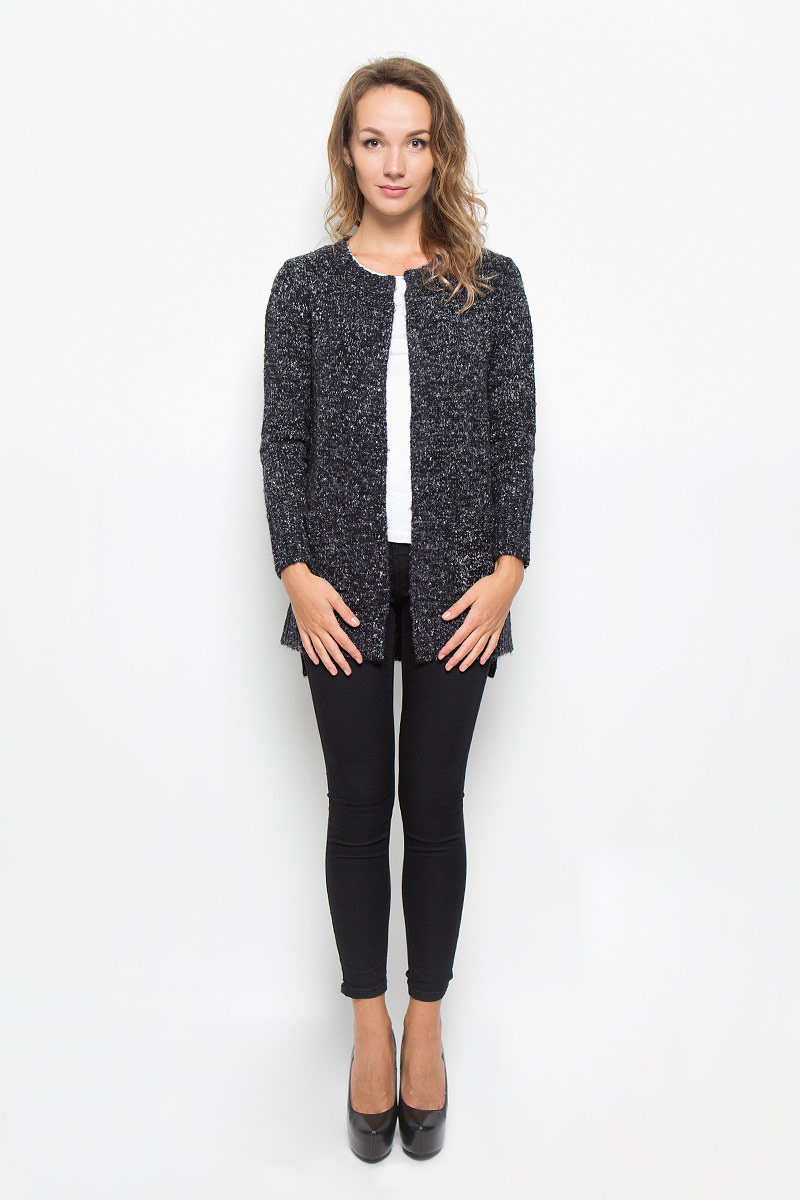 Кардиган женский Baon, цвет: темно-синий. B146505. Размер L (48)B146505_DARK NAVY Кардиган женский Baon, цвет: темно-синий. B146505. Размер L (48)B146505_DARK NAVYКлассический теплый женский кардиган Baon с круглым вырезом горловины будет гармонично смотреться в сочетании как с джинсами, так и с брюками. Выполнен из высококачественной пряжи, мягкий и приятный на ощупь. Манжеты, горловина и низ изделия связаны резинкой, что предотвращает деформацию при носке. Кардиган дополнен двумя накладными карманами. Спинка немного удлинена, по бокам небольшие разрезы. В нем вы будете чувствовать себя уютно в прохладное время года.
