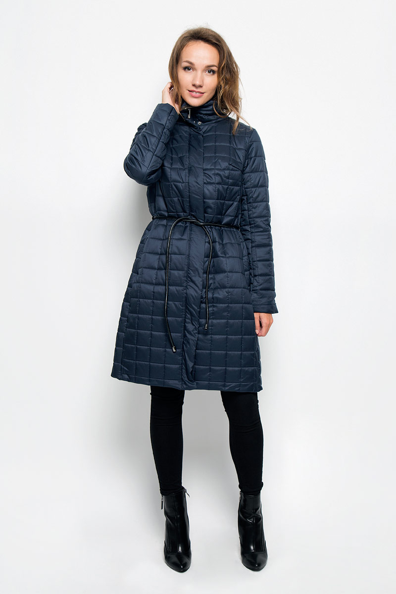 Пальто женское Baon, цвет: темно-синий. B036509. Размер L (48)B036509_Dark Navy Пальто женское Baon, цвет: темно-синий. B036509. Размер L (48)B036509_Dark NavyУдобное и теплое женское пальто Baon согреет вас в прохладную погоду и позволит выделиться из толпы. Удлиненная модель с длинными рукавами и воротником-стойкой выполнена из прочного полиэстера, застегивается на молнию спереди и имеет ветрозащитный клапан на кнопках. Изделие дополнено двумя втачными карманами на молниях. Плотный наполнитель из синтепона и подкладка из полиэстера надежно сохранят тепло, благодаря чему такое пальто защитит вас от ветра и холода. В комплект входит узкий съемный пояс.Это модное и комфортное пальто - отличный вариант для прогулок, оно подчеркнет ваш изысканный вкус и поможет создать неповторимый образ.