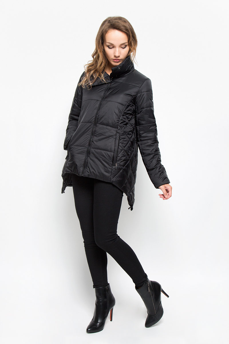 Куртка женская Baon, цвет: черный. B036522. Размер S (44)B036522_BLACK Куртка женская Baon, цвет: черный. B036522. Размер S (44)B036522_BLACKУдобная стеганая женская куртка Baon согреет вас в прохладную погоду и позволит выделиться из толпы. Модель свободного кроя с длинными рукавами и воротником-стойкой выполнена из прочного полиэстера с синтепоновым утеплителем и застегивается на молнию и кнопки сверху. Куртка дополнена двумя втачными карманами на застежках-молниях. Спинка модели удлинена и дополнена затягивающимся шнурком со стоппером. Эта модная и в то же время комфортная куртка - отличный вариант для прогулок, она подчеркнет ваш изысканный вкус и поможет создать неповторимый образ.