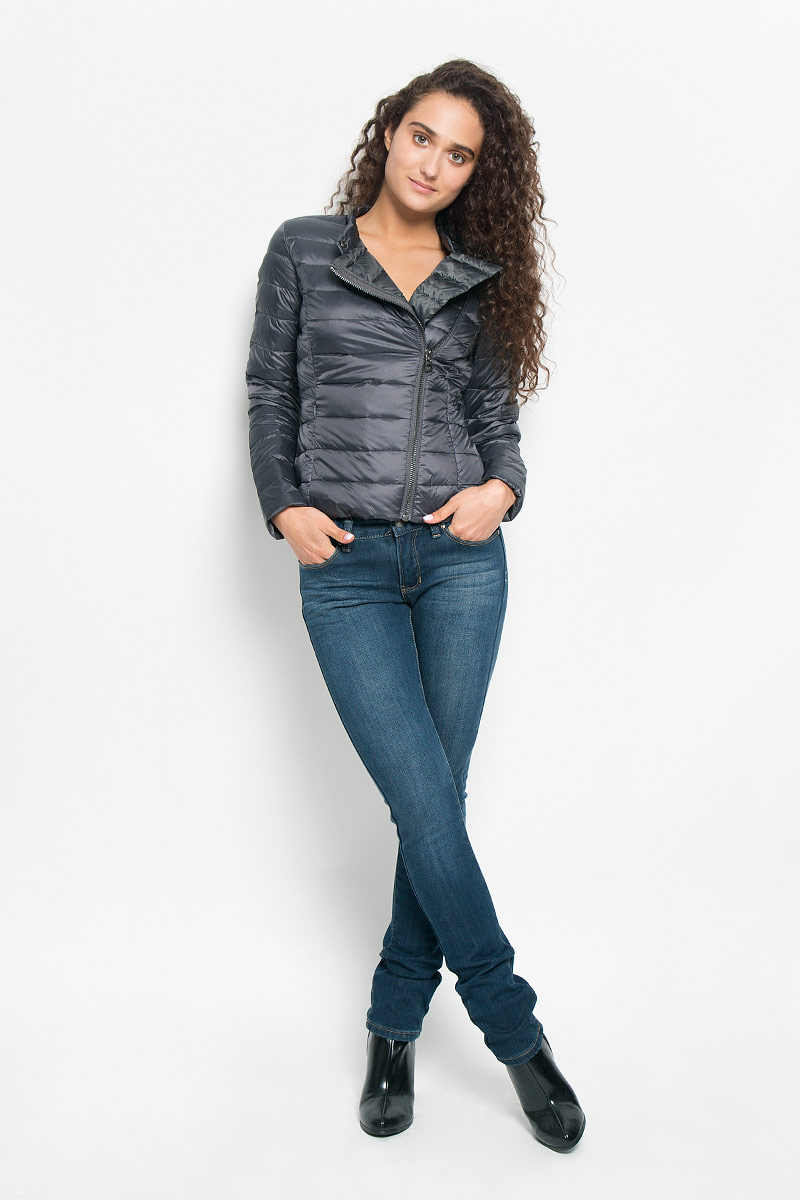 Куртка женская Tom Tailor Denim, цвет: серый. 3532924.01.71_2974. Размер S (44)3532924.01.71_2974 Куртка женская Tom Tailor Denim, цвет: серый. 3532924.01.71_2974. Размер S (44)3532924.01.71_2974Удобная женская куртка Tom Tailor согреет вас в прохладную погоду и позволит выделиться из толпы. Модель с длинными рукавами и воротником-стойкой выполнена из прочного полиэстера, застегивается на диагональную застежку-молнию и кнопку. Спереди куртка дополнена двумя втачными карманами на застежках-молниях. Сзади, в нижнем правом углу, расположена вышивка в виде логотипа бренда.Эта модная и в то же время комфортная куртка - отличный вариант для прогулок, она подчеркнет ваш изысканный вкус и поможет создать неповторимый образ.