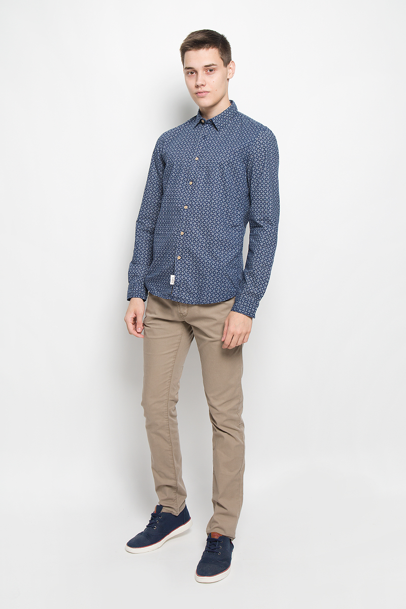 Рубашка мужская Tom Tailor Denim, цвет: темно-синий, белый. 2032328.00.12_8452. Размер L (50)2032328.00.12_8452 Рубашка мужская Tom Tailor Denim, цвет: темно-синий, белый. 2032328.00.12_8452. Размер L (50)2032328.00.12_8452Стильная мужская рубашка Tom Tailor Denim, выполненная из натурального хлопка, обладает высокой теплопроводностью, воздухопроницаемостью и гигроскопичностью, позволяет коже дышать, тем самым обеспечивая наибольший комфорт при носке. Модель приталенного кроя с отложным воротником застегивается на пуговицы по всей длине. Длинные рукава рубашки дополнены манжетами на пуговицах. Рубашка оформлена оригинальным принтом.Такая рубашка подчеркнет ваш вкус и поможет создать великолепный стильный образ.