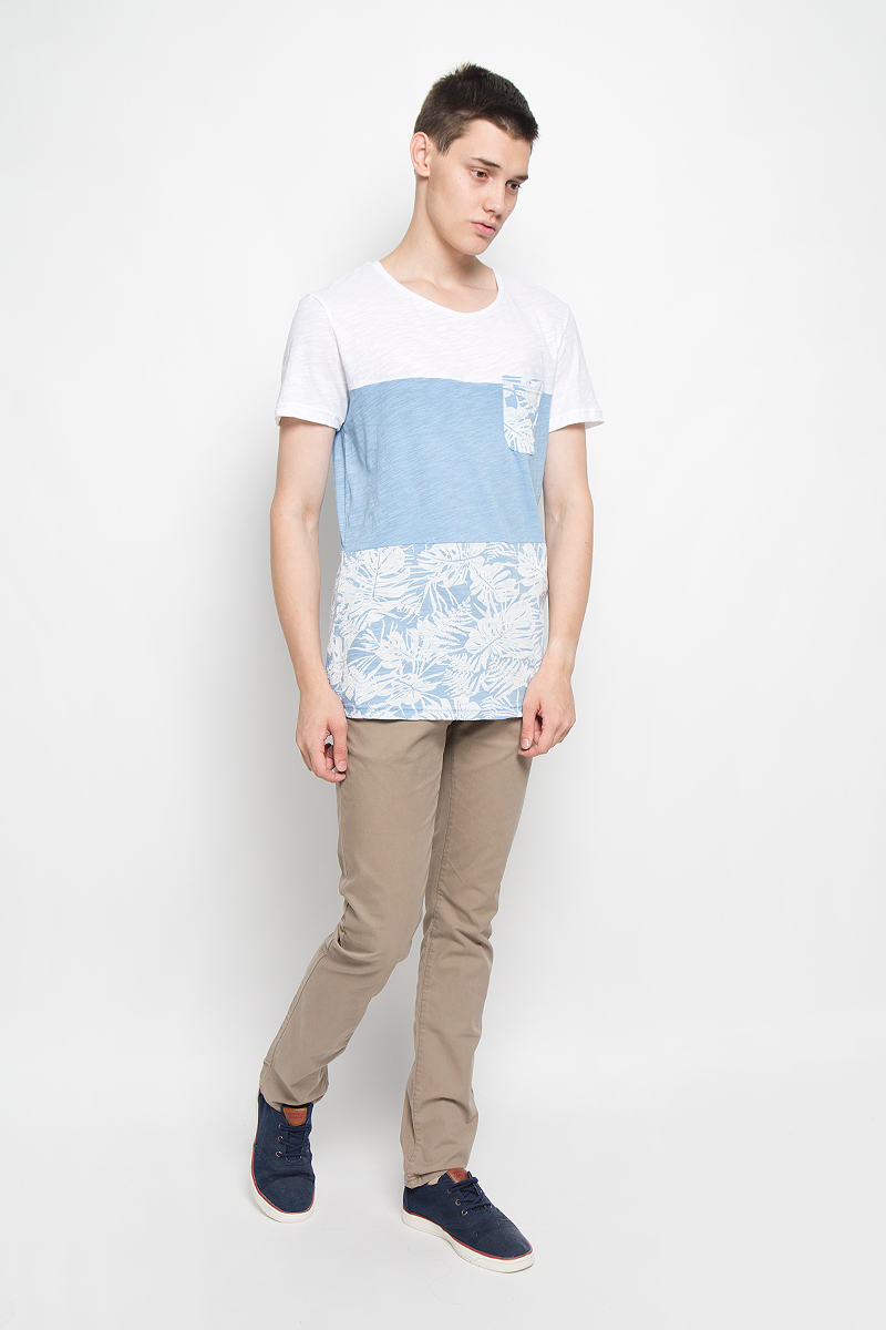 Футболка мужская Tom Tailor Denim, цвет: светло-голубой, белый. 1035300.62.12_6692. Размер XL (52)1035300.62.12_6692 Футболка мужская Tom Tailor Denim, цвет: светло-голубой, белый. 1035300.62.12_6692. Размер XL (52)1035300.62.12_6692Мужская футболка Tom Tailor Denim поможет создать отличный современный образ в стиле Casual. Модель, изготовленная из натурального хлопка, очень мягкая, тактильно приятная, не сковывает движения и позволяет коже дышать.Футболка с круглым вырезом горловины и короткими рукавами оформлена снизу оригинальным принтом и дополнена на груди накладным карманом. Такая футболка станет стильным дополнением к вашему гардеробу, она подарит вам комфорт в течение всего дня!