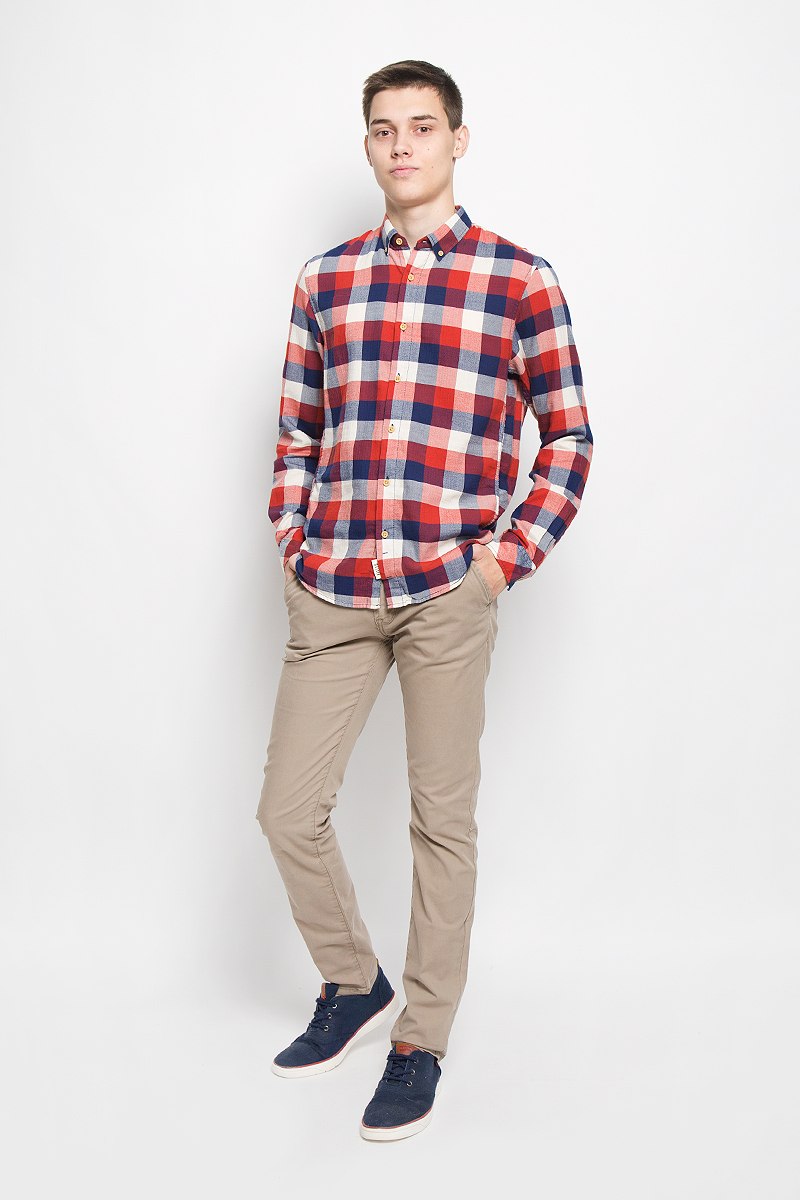 Рубашка мужская Tom Tailor Denim, цвет: красный, темно-синий, молочный. 2032323.00.12_4681. Размер M (48)2032323.00.12_4681 Рубашка мужская Tom Tailor Denim, цвет: красный, темно-синий, молочный. 2032323.00.12_4681. Размер M (48)2032323.00.12_4681Стильная мужская рубашка Tom Tailor Denim, выполненная из натурального хлопка, обладает высокой теплопроводностью, воздухопроницаемостью и гигроскопичностью, позволяет коже дышать, тем самым обеспечивая наибольший комфорт при носке. Модель приталенного кроя с отложным воротником застегивается на пуговицы по всей длине. Длинные рукава рубашки дополнены манжетами на пуговицах. Рубашка оформлена принтом в крупную клетку. Края воротника пристегиваются к рубашке с помощью пуговиц.Такая рубашка подчеркнет ваш вкус и поможет создать великолепный стильный образ.