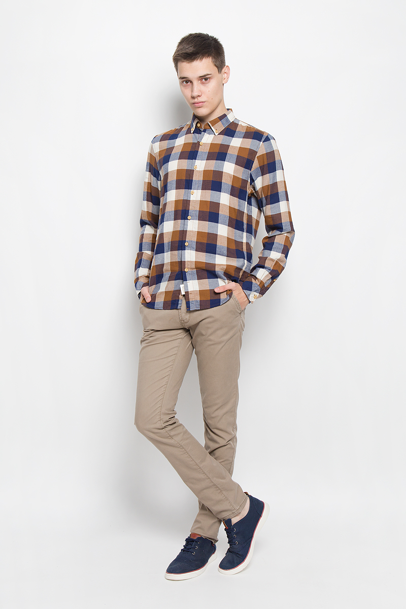 Рубашка мужская Tom Tailor Denim, цвет: коричневый, темно-синий, молочный. 2032323.00.12_8607. Размер S (46)2032323.00.12_8607 Рубашка мужская Tom Tailor Denim, цвет: коричневый, темно-синий, молочный. 2032323.00.12_8607. Размер S (46)2032323.00.12_8607Стильная мужская рубашка Tom Tailor Denim, выполненная из натурального хлопка, обладает высокой теплопроводностью, воздухопроницаемостью и гигроскопичностью, позволяет коже дышать, тем самым обеспечивая наибольший комфорт при носке. Модель приталенного кроя с отложным воротником застегивается на пуговицы по всей длине. Длинные рукава рубашки дополнены манжетами на пуговицах. Рубашка оформлена принтом в крупную клетку. Края воротника пристегиваются к рубашке с помощью пуговиц.Такая рубашка подчеркнет ваш вкус и поможет создать великолепный стильный образ.