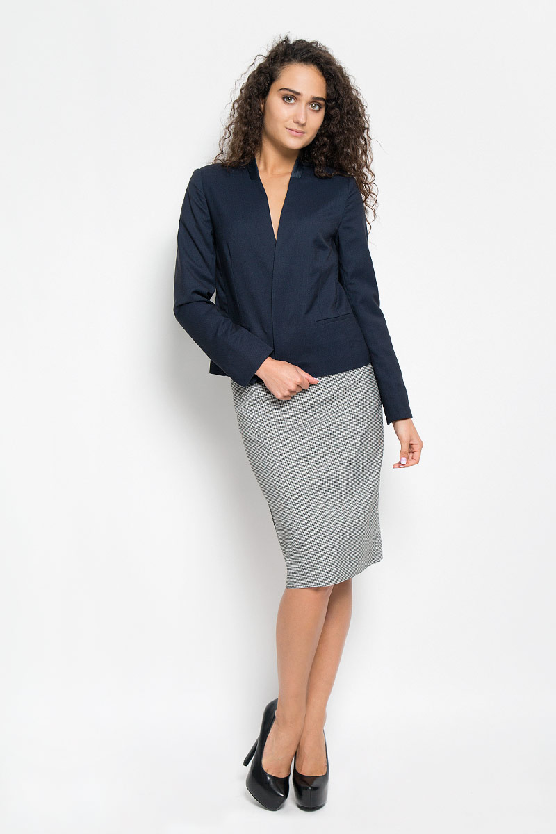 Жакет женский Baon, цвет: темно-синий. B126501. Размер S (44)B126501_DARK NAVY Жакет женский Baon, цвет: темно-синий. B126501. Размер S (44)B126501_DARK NAVYСтильный женский жакет Baon - отличное дополнение любого наряда и превосходный вариант для прохладной погоды. Жакет выполнен из полиэстера с добавлением вискозы. Подкладка выполнена из полиэстера. Модель с V-образным вырезом горловины и длинными рукавами дополнит ваш образ и сделает его неповторимым. Модель спереди застегивается на крючок. Жакет дополнен двумя прорезными карманами. Низ рукавов оформлен небольшими разрезами. Этот удобный и эффектный жакет, несомненно, впишется в ваш гардероб, в нем вы будете чувствовать себя уютно и комфортно.