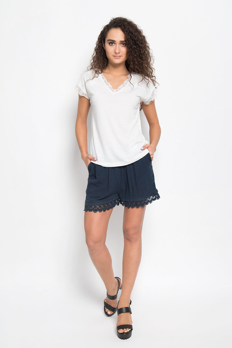 Футболка женская Tom Tailor Contemporary, цвет: молочный. 1035220.00.75_8210. Размер XS (42)1035220.00.75_8210 Футболка женская Tom Tailor Contemporary, цвет: молочный. 1035220.00.75_8210. Размер XS (42)1035220.00.75_8210Женская футболка Tom Tailor Contemporary, выполненная из хлопка и вискозы, идеально подойдет для повседневной носки. Материал изделия мягкий, тактильно приятный, не сковывает движения и позволяет коже дышать. Футболка с V-образным вырезом горловины и короткими рукавами.Вырез горловины и проймы рукавов оформлены стильным гипюром из полиамида.Такая модель будет дарить вам комфорт в течение всего дня и станет отличнымдополнением к вашему гардеробу.