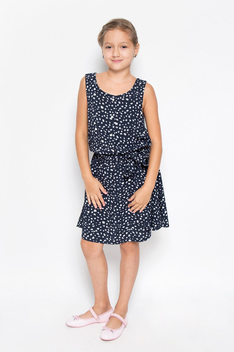 Платье для девочки Finn Flare Kids, цвет: темно-синий. KS16-71047J. Размер 158, 12-13 летKS16-71047J Платье для девочки Finn Flare Kids, цвет: темно-синий. KS16-71047J. Размер 158, 12-13 летKS16-71047JЛегкое и красивое платье для девочки Finn Flare Kids станет отличным дополнением к гардеробу маленькой модницы. Изготовленное из высококачественной вискозы, оно мягкое и приятное на ощупь, не сковывает движения и хорошо пропускает воздух. Платье с круглым вырезом горловины выполнено в легком струящемся стиле. На модели завязывается пояс, а на талии платье удерживается с помощью вшитой резинки. Изделие оформлено контрастным принтом и на груди дополнено пуговицами-застежками в виде цветочка. В таком платье маленькая принцесса всегда будет в центре внимания!