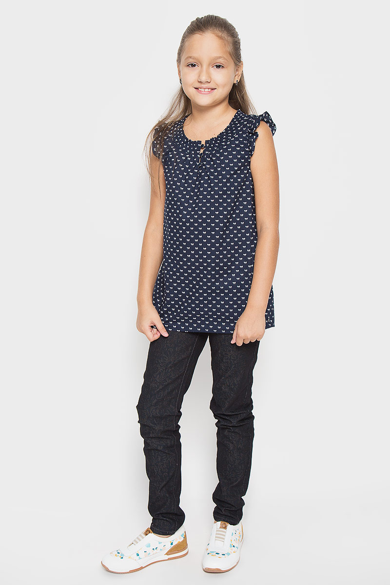 Блузка для девочки Finn Flare Kids, цвет: темно-синий. KS16-71053J. Размер 134, 8-9 летKS16-71053J Блузка для девочки Finn Flare Kids, цвет: темно-синий. KS16-71053J. Размер 134, 8-9 летKS16-71053JСтильная блузка для девочки Finn Flare Kids, выполненная из 100% хлопка, станет отличным дополнением к детскому гардеробу. Благодаря составу, изделие тактильно приятное, не сковывает движений, позволяет коже дышать. Блузка с круглым воротником и рукавом крылышком, застегивается на 3 пуговицы. Горловина дополнена сжатой эластичной резинкой. Модель оформлена интересным принтом в виде бантиков. Блузка отлично сочетается с юбками и брюками. В ней вашей принцессе всегда будет уютно и комфортно!