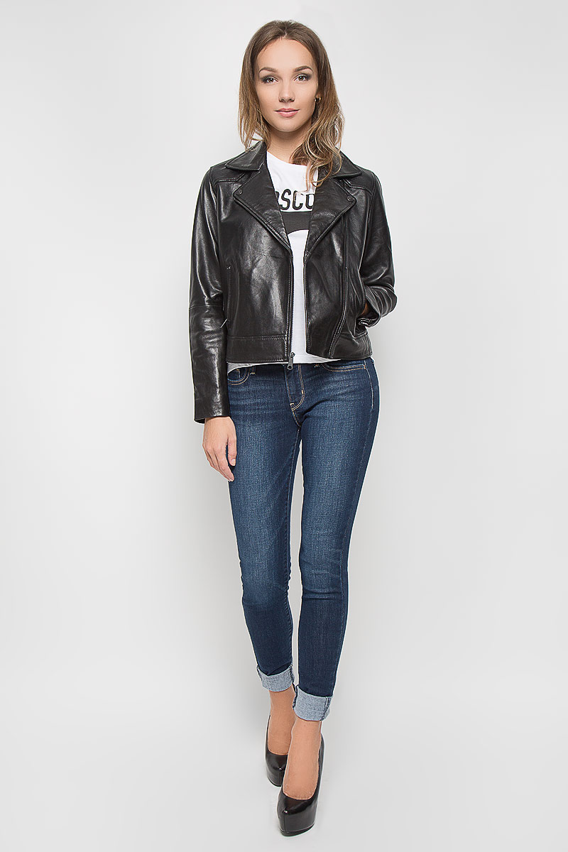 Куртка женская Levis®, цвет: черный. 1725400070. Размер L (48)1725400070 Куртка женская Levis®, цвет: черный. 1725400070. Размер L (48)1725400070Стильная женская куртка Levis®, выполненная из натуральной овечьей кожи, отлично подойдет для прохладной погоды. Подкладка изделия изготовлена из полиэстера. Модель прямого кроя с отложным воротником и длинными рукавами застегивается на ассиметричную застежку-молнию по всей длине. Низ рукавов дополнен застежками-молниями, за счет которых можно регулировать его объем. Куртка имеет два втачных кармана на застежках-молниях.Эта модная куртка послужит отличным дополнением к вашему гардеробу.