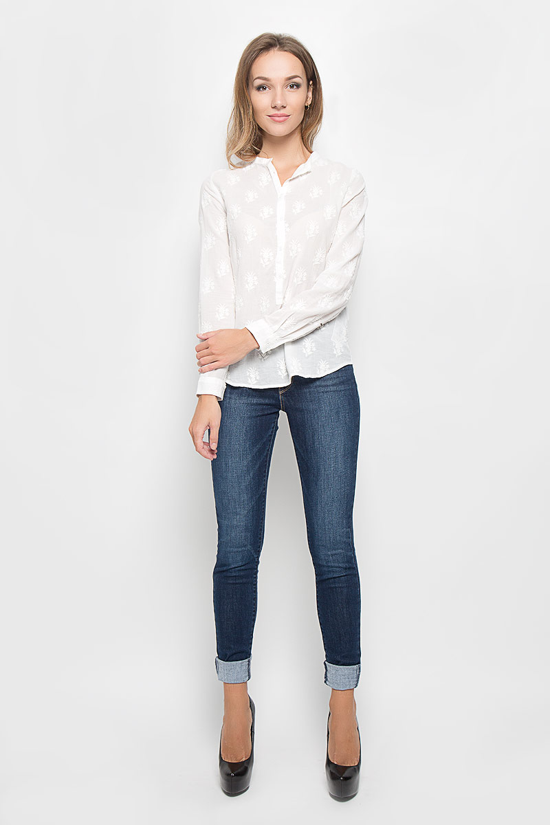 Блузка женская Levis®, цвет: белый. 2664800000. Размер S (44)2664800000 Блузка женская Levis®, цвет: белый. 2664800000. Размер S (44)2664800000Стильная блузка Levis®, выполненная из натурального хлопка, подчеркнет вашу индивидуальность. Материал изделия легкий,тактильно приятный, не стесняет движений, обеспечивая комфорт.Блузка с круглым вырезом горловины и длинными рукавами застегивается спереди на пуговицы. Рукава дополнены манжетами с пуговицами. Оформлена модель вышитыми цветами по всей поверхности.Такая блузка станет стильным дополнением к вашему образу!