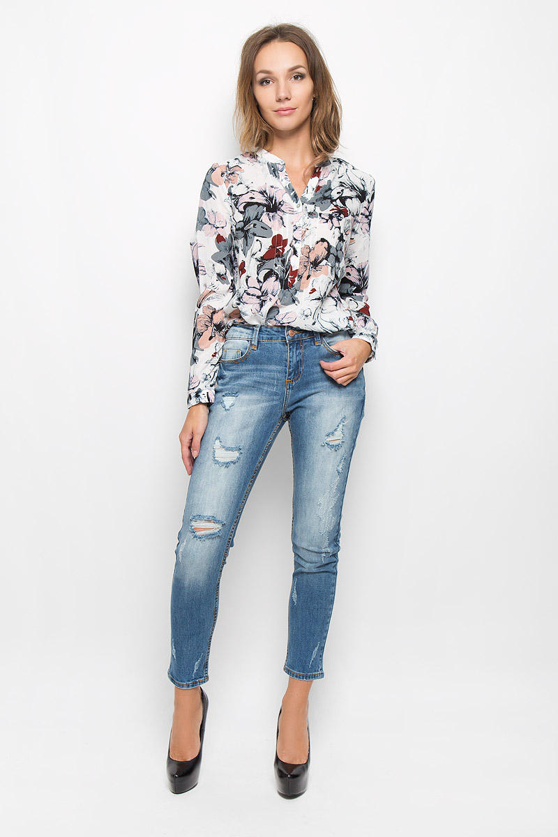 Блузка женская Sela Casual, цвет: белый, мультиколор. B-112/125-6373. Размер 50B-112/125-6373 Блузка женская Sela Casual, цвет: белый, мультиколор. B-112/125-6373. Размер 50B-112/125-6373Стильная женская блузка Sela Casual, выполненная из 100% вискозы, подчеркнет ваш уникальный стиль и поможет создать женственный образ. Модель c V-образным вырезом горловины и длинными рукавами застегивается на четыре пуговицы. Низ рукавов дополнен небольшими манжетами на пуговицах. Спереди изделие украшено отстрочкой. Блуза оформлена оригинальным цветочным принтом. Такая блузка будет дарить вам комфорт в течение всего дня и послужит замечательным дополнением к вашему гардеробу.