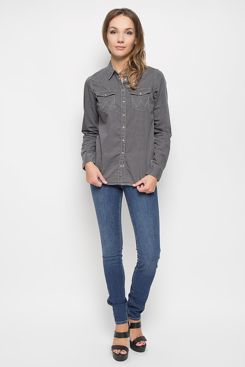 Джинсы женские Wrangler Evalyn, цвет: синий. W26E9179H. Размер 27-30 (42/44-30)W26E9179H Джинсы женские Wrangler Evalyn, цвет: синий. W26E9179H. Размер 27-30 (42/44-30)W26E9179HСтильные женские джинсы выполнены из качественного комбинированного материала. Модель зауженного к низу кроя со стандартной посадкой на талии. Джинсы застегиваются на металлическую пуговицу в поясе и ширинку на застежке-молнии, имеются шлевки для ремня. Изделие дополнено спереди двумя втачными карманами и одним маленьким накладным кармашком, а сзади - двумя накладными карманами. Оформлена модель контрастной прострочкой и эффектом потертости.