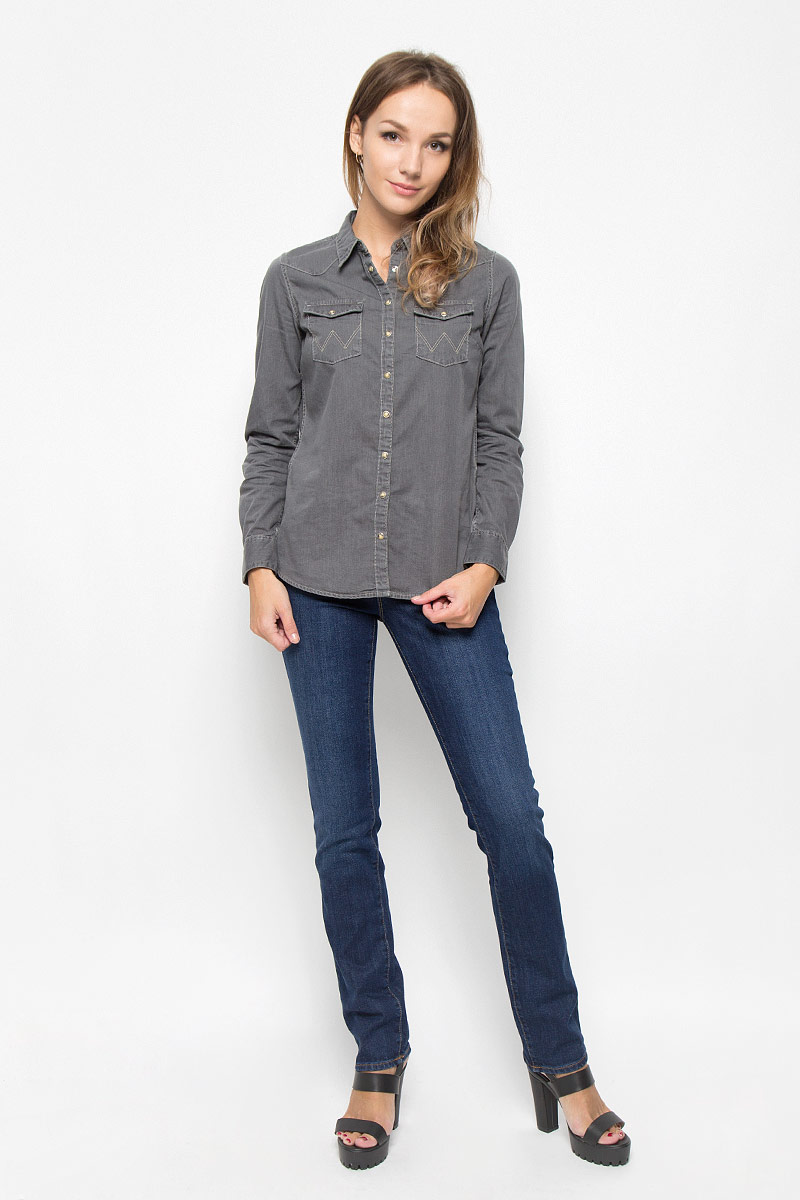 Джинсы женские Wrangler Drew, цвет: темно-синий. W24SX479G. Размер 29-30 (44/46-30)W24SX479G Джинсы женские Wrangler Drew, цвет: темно-синий. W24SX479G. Размер 29-30 (44/46-30)W24SX479GСтильные женские джинсы Wrangler Drew станут отличным дополнением к вашему гардеробу. Изготовленные из хлопка с добавлением эластана, они мягкие и приятные на ощупь, не сковывают движения и позволяют коже дышать. Джинсы прямого кроя по поясу застегиваются на металлическую пуговицу и имеют ширинку на застежке-молнии, а также шлевки для ремня. Модель имеет классический пятикарманный крой: спереди - два втачных кармана и один маленький накладной, а сзади - два накладных кармана. Изделие оформлено контрастной отстрочкой и легкими потертостями.Современный дизайн и расцветка делают эти джинсы модным предметом одежды. Это идеальный вариант для тех, кто хочет заявить о себе и своей индивидуальности и отразить в имидже собственное мировоззрение.