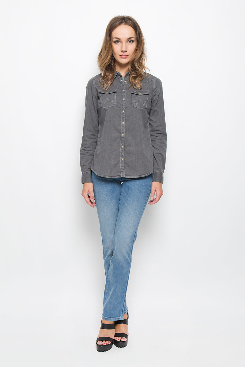 Джинсы женские Wrangler Sara Narrow, цвет: синий. W25Z8972N. Размер 28-32 (44-32)W25Z8972N Джинсы женские Wrangler Sara Narrow, цвет: синий. W25Z8972N. Размер 28-32 (44-32)W25Z8972NСтильные женские джинсы Wrangler Sara Narrow подчеркнут ваш уникальный стиль и помогут создать оригинальный женственный образ. Модель выполнена из высококачественного эластичного хлопка, что обеспечивает комфорт и удобство при носке.Джинсы прямого кроя и стандартной посадки застегиваются на пуговицу в поясе и ширинку на застежке-молнии. На поясе предусмотрены шлевки для ремня. Джинсы имеют классический пятикарманный крой: спереди модель оформлена двумя втачными карманами и одним маленьким накладным кармашком, а сзади - двумя накладными карманами. Модель оформлена перманентными складками и эффектом потертости.Эти модные и в тоже время комфортные джинсы послужат отличным дополнением к вашему гардеробу.