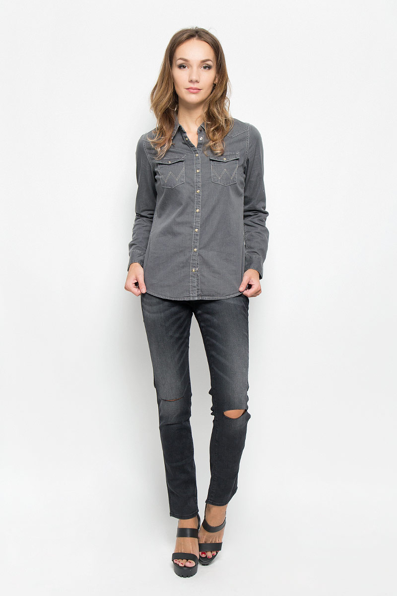 Джинсы женские Wrangler Boyfriend, цвет: черный. W27MCK81G. Размер 32-34 (48-34)W27MCK81G Джинсы женские Wrangler Boyfriend, цвет: черный. W27MCK81G. Размер 32-34 (48-34)W27MCK81GСтильные женские джинсы Wrangler Boyfriend станут отличным дополнением к вашему гардеробу. Изготовленные из высококачественного комбинированного материала, они мягкие и приятные на ощупь, не сковывают движения и позволяют коже дышать. Джинсы-слим по поясу застегиваются на металлическую пуговицу и имеют ширинку на застежке-молнии, а также шлевки для ремня. Модель имеет классический пятикарманный крой: спереди - два втачных кармана и один маленький накладной, а сзади - два накладных кармана. Изделие оформлено потертостями и разрезами на уровне колена.Современный дизайн и расцветка делают эти джинсы модным предметом одежды. Это идеальный вариант для тех, кто хочет заявить о себе и своей индивидуальности и отразить в имидже собственное мировоззрение.