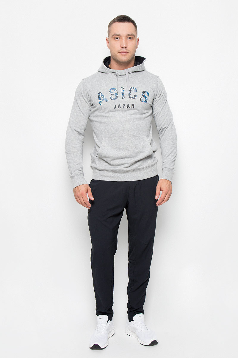 Толстовка мужская Asics Camou Logo, цвет: серый меланж. 131528-0714. Размер XXL (54/56)131528-0714 Толстовка мужская Asics Camou Logo, цвет: серый меланж. 131528-0714. Размер XXL (54/56)131528-0714Стильная мужская толстовка Asics Camou Logo, выполненная из полиэстера с добавлением хлопка, мягкая и приятная на ощупь, обладает хорошей гигроскопичностью и позволяет коже дышать. Толстовка с длинными рукавами имеет капюшон, объем которого регулируется при помощи шнурка-кулиски. Спереди расположен карман-кенгуру. Рукава и низ изделия дополнены трикотажными манжетами. На груди модель оформлена крупным принтом с логотипом бренда.Современный дизайн, отличное качество и расцветка делают эту толстовку модным и стильным предметом мужской одежды. В ней вам будет тепло, уютно и комфортно.