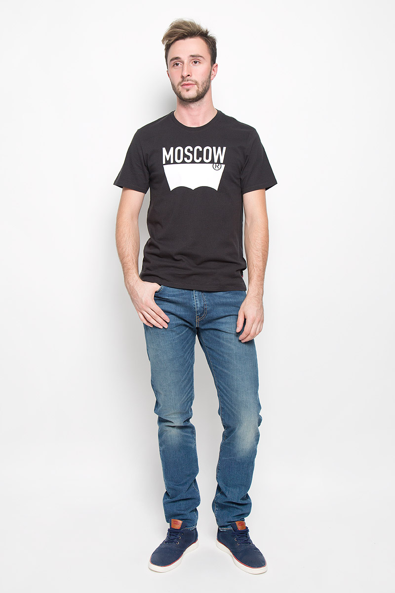 Футболка мужская Levis®, цвет: белый, черный. 2194500240. Размер S (44)2194500240 Футболка мужская Levis®, цвет: белый, черный. 2194500240. Размер S (44)2194500240Мужская футболка Levis®, выполненная из натурального хлопка, идеально подойдет для повседневной носки. Материал изделия легкий, мягкий и приятный на ощупь, не сковывает движения и позволяет коже дышать. Футболка с короткими рукавами имеет круглый вырез горловины, дополненный трикотажной резинкой. Модель оформлена оригинальным принтом с надписью Moscow. Модный дизайн делает эту футболку стильным предметом мужской одежды. Она поможет создать отличный современный образ.