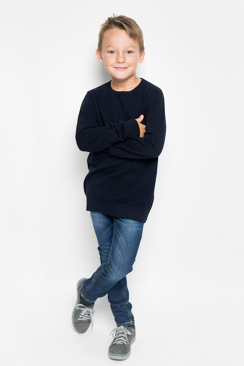 Джемпер для мальчика Sela, цвет: темно-синий. JR-814/261-6332. Размер 140, 10 летJR-814/261-6332 Джемпер для мальчика Sela, цвет: темно-синий. JR-814/261-6332. Размер 140, 10 летJR-814/261-6332Модный джемпер Sela, изготовленный из натурального хлопка, станет отличным дополнением к гардеробу вашего мальчика. Материал изделия приятный на ощупь, не сковывает движений и позволяет коже дышать, не раздражает даже самую нежную и чувствительную кожу ребенка, обеспечивая наибольший комфорт.Модель с круглым вырезом горловины и длинными рукавами выполнена в лаконичном стиле. Горловина, манжеты рукавов и низ джемпера связаны резинкой. Современный дизайн и расцветка делают этот джемпер стильным предметом детского гардероба. В нем вашему мальчику будет уютно и комфортно, и он всегда будет в центре внимания!