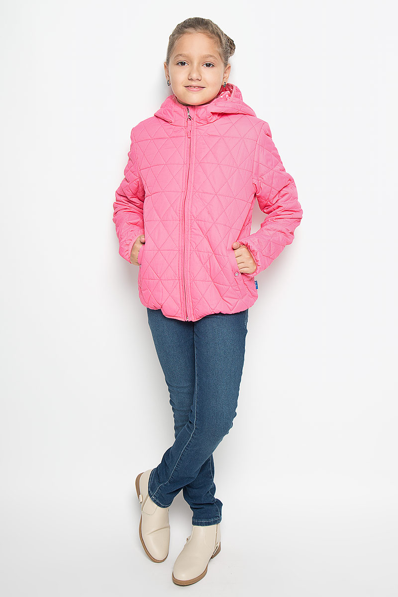 Куртка для девочки Button Blue, цвет: розовый. 116BBGB4102. Размер 104, 4 года116BBGB4102 Куртка для девочки Button Blue, цвет: розовый. 116BBGB4102. Размер 104, 4 года116BBGB4102Стильная куртка для девочки Button Blue идеально подойдет вашей моднице в прохладное время года. Куртка изготовлена из водоотталкивающей и ветрозащитной ткани с утеплителем из 100% полиэстера, а на подкладке используется натуральный хлопок. Стеганая куртка с капюшоном застегивается на пластиковую застежку-молнию с защитой подбородка, благодаря чему ее легко одевать и снимать, и дополнительно имеет внутренний ветрозащитный клапан. Капюшон не отстегивается. Края капюшона, низ рукавов и низ изделия оформлены эластичной окантовкой. Спереди имеются два прорезных кармана на кнопках. Подкладка капюшона оформлена принтом с мелким изображением сердечек. Комфортная, удобная и теплая куртка идеально подойдет для прогулок и игр на свежем воздухе!