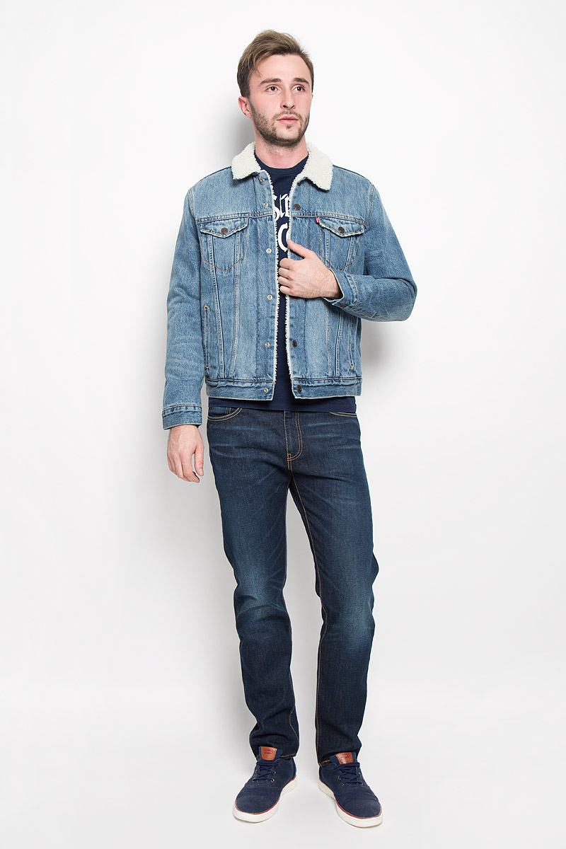 Куртка мужская Levis®, цвет: серый, синий. 1636500290. Размер S (44)1636500290 Куртка мужская Levis®, цвет: серый, синий. 1636500290. Размер S (44)1636500290Стильная мужская джинсовая куртка Levis® - отличный вариант для прохладной погоды. Модель с отложным воротником и длинными рукавами застегивается на металлические кнопки с логотипом бренда. Подкладка и воротник выполнены из искусственного меха, имитирующего овчину. На груди куртка дополнена двумя прорезными карманами с клапанами на кнопках, один в нутренний без застежки. Внизу спереди расположены два открытых втачных кармана. Рукава оформлены манжетами, застегивающимися на кнопки. Ширина низа регулируется с помощью кнопок по бокам куртки.