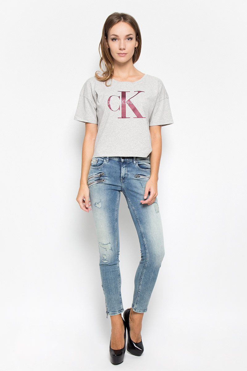 Джинсы женские Calvin Klein Jeans, цвет: серо-голубой. J20J200091_9133. Размер 29 (44/46)A16-12109_110 Джинсы женские Calvin Klein Jeans, цвет: серо-голубой. J20J200091_9133. Размер 29 (44/46)A16-12109_110Женские джинсы Calvin Klein Jeans изготовлены из хлопка с добавлением полиэстера и эластана. Они мягкие и приятные на ощупь, не стесняют движений и позволяют коже дышать, обеспечивая комфорт при носке.Джинсы-скинни застегиваются на металлическую пуговицу и имеют ширинку на застежке-молнии. На поясе предусмотрены шлевки для ремня. Спереди расположены два втачных кармана и один маленький накладной, сзади - два накладных кармана. Спереди джинсы оформлены декоративными молниями. Низ брючин дополнен застежками-молниями. Модель оформлена потертостями и рваным эффектом.Высокое качество кроя и пошива, актуальный дизайн и расцветка придают изделию неповторимый стиль и индивидуальность. Джинсы займут достойное место в вашем гардеробе!