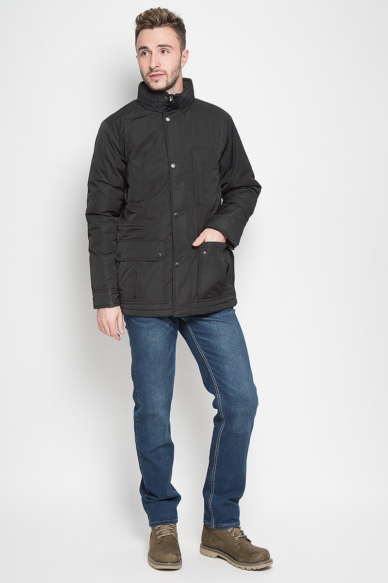 Куртка мужская Sela Casual Wear, цвет: черный. Cp-226/347-6312. Размер XL (52)Cp-226/347-6312 Куртка мужская Sela Casual Wear, цвет: черный. Cp-226/347-6312. Размер XL (52)Cp-226/347-6312Стильная мужская куртка Sela Casual Wear превосходно подойдет для прохладных дней. Куртка выполнена из полиэстера, она отлично защищает от дождя, снега и ветра, а наполнитель из синтепона превосходно сохраняет тепло.Модель с длинными рукавами и воротником-стойкой застегивается на застежку-молнию и имеет ветрозащитный клапан на кнопках. Изделие дополнено двумя накладными открытыми карманами и двумя накладными карманами на клапанах с кнопками спереди, а также внутренним втачным карманом на молнии. Объем талии регулируется при помощи внутреннего шнурка-кулиски. Эта модная и в то же время комфортная куртка согреет вас в холодное время года и отлично подойдет как для прогулок, так и для активного отдыха.