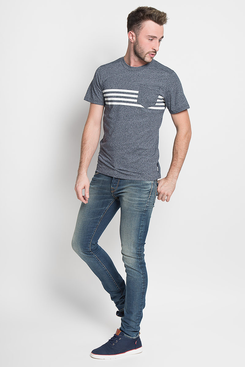 Футболка мужская Jack & Jones, цвет: темно-синий, белый. 12110008. Размер L (48)12110008_Navy Blazer Футболка мужская Jack & Jones, цвет: темно-синий, белый. 12110008. Размер L (48)12110008_Navy BlazerСтильная мужская футболка Jack & Jones, выполненная из хлопка и полиэстера, обладает высокой теплопроводностью, воздухопроницаемостью и гигроскопичностью. Она необычайно мягкая и приятная на ощупь, не сковывает движения и превосходно пропускает воздух. Такая футболка превосходно подойдет как для занятий спортом, так и для повседневной носки.Модель с короткими рукавами и круглым вырезом горловины - идеальный вариант для создания модного современного образа. Футболка оформлена контрастными полосками и дополнена небольшим нагрудным кармашком. Эта модель подарит вам комфорт в течение всего дня и послужит замечательным дополнением к вашему гардеробу.