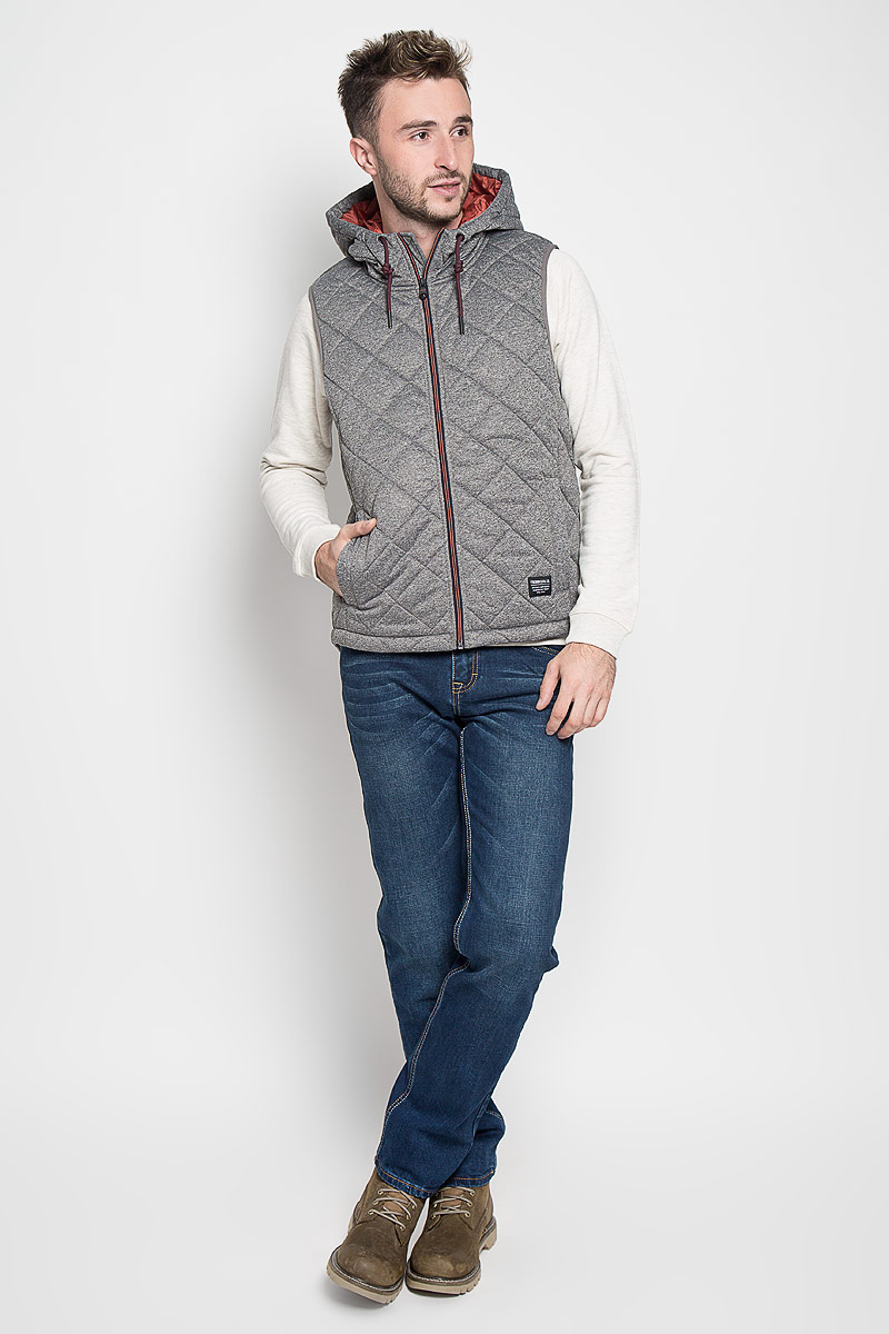 Жилет утепленный мужской Tom Tailor Denim, цвет: серый. 3532852.00.12_2801. Размер XL (52)3532852.00.12_2801 Жилет утепленный мужской Tom Tailor Denim, цвет: серый. 3532852.00.12_2801. Размер XL (52)3532852.00.12_2801Стильный утепленный мужской жилет Tom Tailor - отличное дополнение к любому наряду и превосходный вариант для прохладной погоды. Модель без рукавов с несъемным капюшоном украсит ваш образ и сделает его неповторимым. Жилет застегивается на молнию спереди, дополнен двумя втачными карманами на кнопках. Объем капюшона регулируется при помощи шнурка-кулиски. Изделие оформлено оригинальным стеганым узором. Жилет имеет подкладку из полиэстера, благодаря чему великолепно сохраняет тепло.Этот удобный и эффектный жилет, несомненно, впишется в ваш гардероб, в нем вы будете чувствовать себя уютно и комфортно. Он подойдет как для прогулок, так и для спортивных занятий.