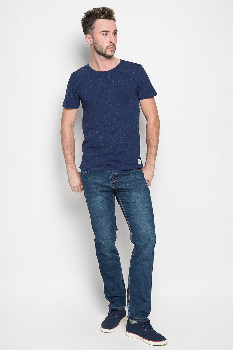 Футболка мужская Tom Tailor Denim, цвет: темно-синий. 1035699.00.12_6814. Размер L (50)1035699.00.12_6814 Футболка мужская Tom Tailor Denim, цвет: темно-синий. 1035699.00.12_6814. Размер L (50)1035699.00.12_6814Стильная мужская футболка Tom Tailor Denim выполнена из хлопка с добавлением полиэстера. Материал очень мягкий и приятный на ощупь, обладает высокой воздухопроницаемостью и гигроскопичностью, позволяет коже дышать. Модель с круглым вырезом горловины и короткими рукавами дополнена на груди накладным карманом. Футболка оформлена фактурным принтом «в крапинку», снизу брендовой нашивкой, а сзади вышивкой логотипа бренда.Такая модель подарит вам комфорт в течение всего дня и послужит замечательным дополнением к вашему гардеробу.