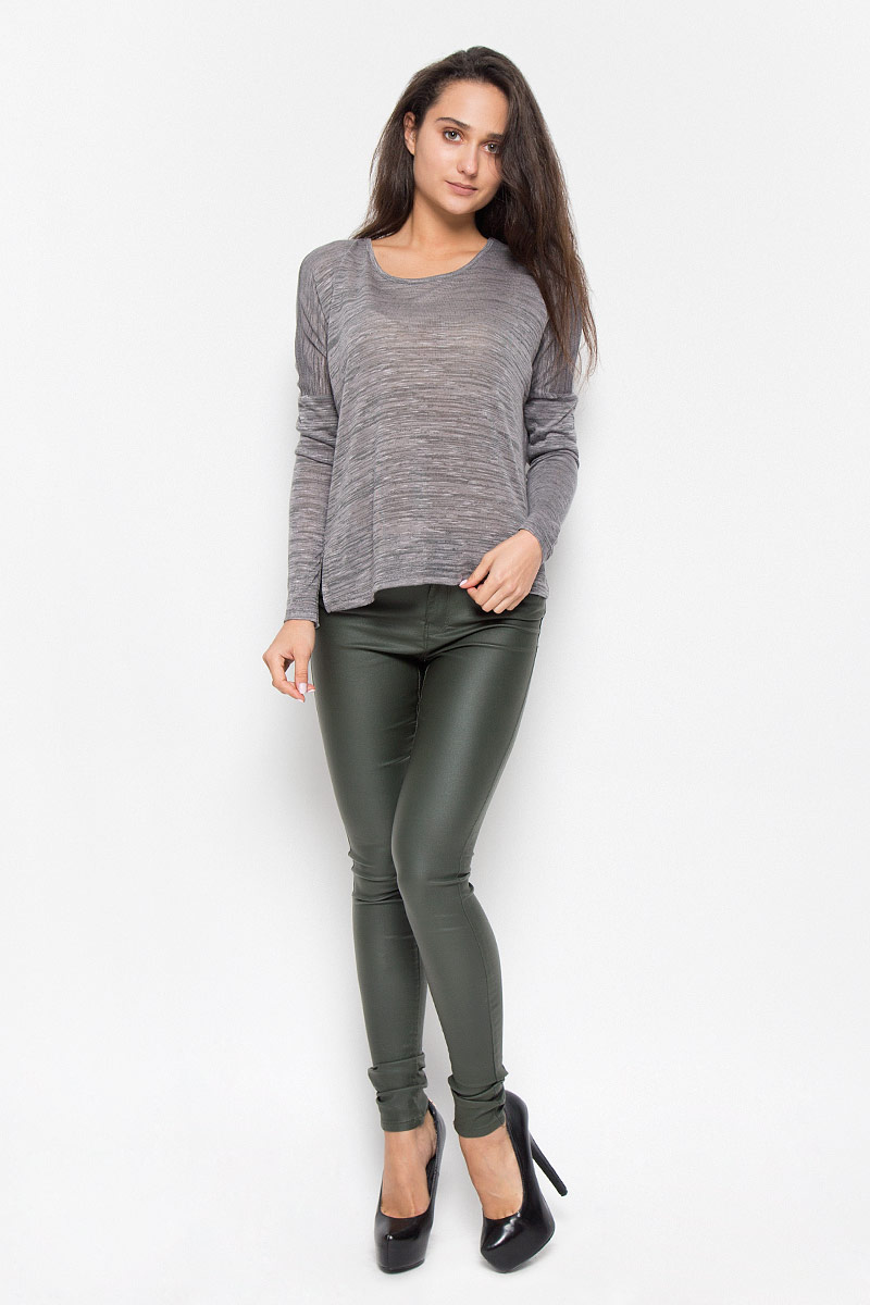 Пуловер женский Vero Moda Soon, цвет: серый. 10162346. Размер S (42)10162346_Smoked Pearl Пуловер женский Vero Moda Soon, цвет: серый. 10162346. Размер S (42)10162346_Smoked PearlСтильный женский пуловер Vero Moda Soon, выполненный из тонкого трикотажа, необычайно мягкий и приятный на ощупь, не сковывает движения, обеспечивая наибольший комфорт. Изделие свободного кроя с круглым вырезом горловины и длинными рукавами-кимоно. Спинка модели удлинена, по бокам пуловер имеет небольшие разрезы. Мягкий и уютный пуловер станет любимым элементом вашего гардероба.