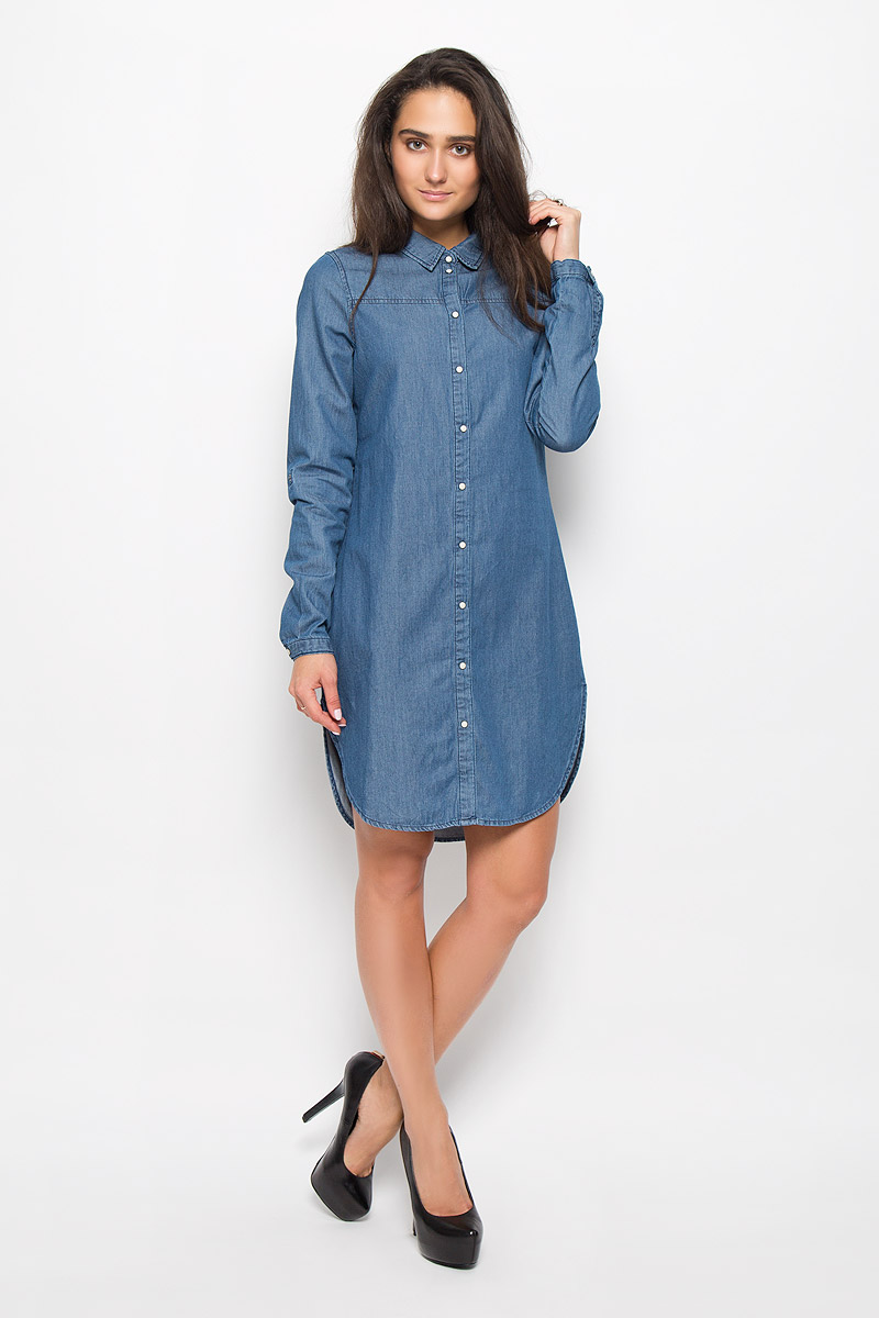 Платье Vero Moda, цвет: синий. 10161824. Размер M (44)10161824_Medium Blue Denim Платье Vero Moda, цвет: синий. 10161824. Размер M (44)10161824_Medium Blue DenimЭлегантное платье Vero Moda выполнено из натурального хлопка. Такое платье обеспечит вам комфорт и удобство при носке и непременно вызовет восхищение у окружающих. Модель средней длины с длинными рукавами и отложным воротником, стилизованная под рубашку, выгодно подчеркнет все достоинства вашей фигуры. Платье застегивается на кнопки спереди, манжеты рукавов также дополнены кнопками. Рукава дополнены хлястиками с кнопками, которые позволят вам отрегулировать длину рукава. Изысканное платье-миди создаст обворожительный и неповторимый образ.Это модное и комфортное платье станет превосходным дополнением к вашему гардеробу, оно подарит вам удобство и поможет подчеркнуть ваш вкус и неповторимый стиль.