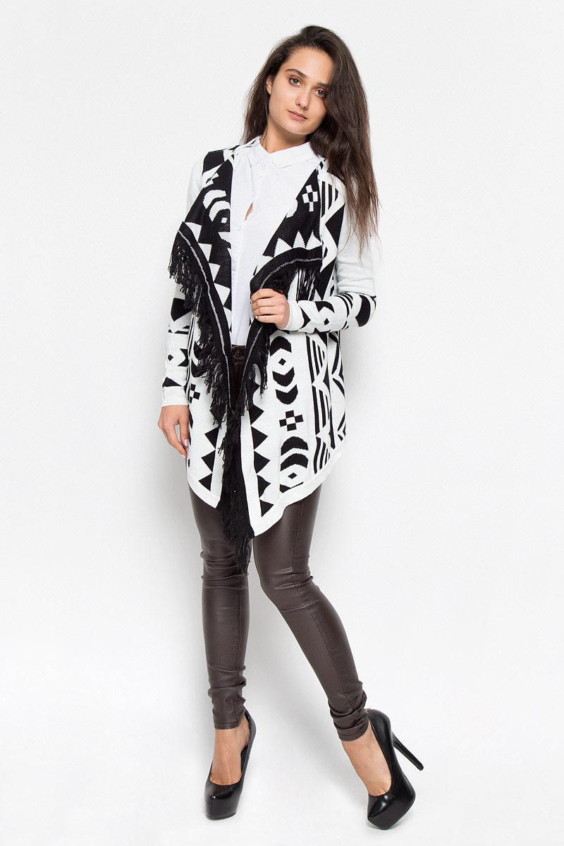 Кардиган женский Vero Moda, цвет: черный, белый. 10160079. Размер XS (40)10160079_Black Кардиган женский Vero Moda, цвет: черный, белый. 10160079. Размер XS (40)10160079_BlackЖенский кардиган Vero Moda выполнен из акрила, благодаря чему великолепно сохраняет тепло, позволяет коже дышать и обладает высокой гигроскопичностью. Удлиненная модель с длинными рукавами не имеет застежек. Модель дополнена бахромой по краям полочек и украшена оригинальным геометрическим узором. Теплый вязаный кардиган - идеальный вариант для создания неотразимого образа. Такая модель будет дарить вам комфорт в течение всего дня и послужит замечательным дополнением к вашему гардеробу.