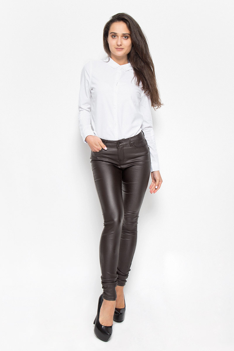 Брюки женские Vero Moda Seven, цвет: темно-коричневый. 10160210. Размер XL-34 (48-34)10160210_Black Coffee Брюки женские Vero Moda Seven, цвет: темно-коричневый. 10160210. Размер XL-34 (48-34)10160210_Black CoffeeСтильные женские брюки Vero Moda Seven, изготовленные из качественного материала, созданы для модных и ярких девушек.Модель средней посадки и зауженного кроя с ширинкой и с пуговицей в поясе. Брюки дополнены двумя втачными карманами и скрытым кармашком спереди и двумя накладными карманами сзади. На поясе имеются шлевки для ремня. В этих модных брюках вы будете чувствовать себя уверенно, оставаясь в центре внимания.