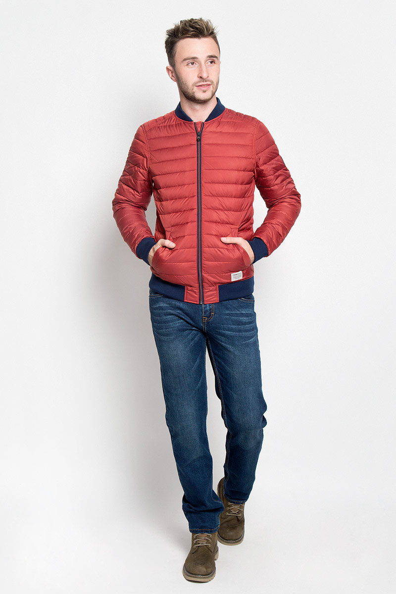 Куртка мужская Tom Tailor Denim, цвет: красный. 3532956.00.12_4681. Размер S (46)3532956.00.12_4681 Куртка мужская Tom Tailor Denim, цвет: красный. 3532956.00.12_4681. Размер S (46)3532956.00.12_4681Стильная мужская куртка Tom Tailor Denim выполнена из полиэстера на подкладки из 100% полиэстера и рассчитана на прохладную погоду. Куртка поможет вам почувствовать себя максимально комфортно и стильно. Модель с длинными рукавами и воротником-стойкой застегивается на застежку-молнию. Воротник выполнен из трикотажной резинки. Низ рукавов и низ модели обработаны широкой эластичной манжетой. Куртка дополнена двумя прорезными карманами на кнопке. Модный дизайн и практичность - отличный выбор на каждый день!