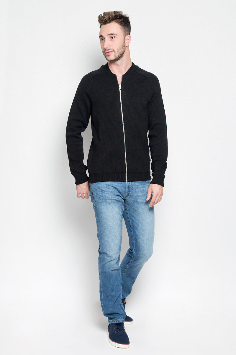 Кофта мужская Tom Tailor Denim, цвет: черный. 3021732.00.12_2999. Размер XL (52)3021732.00.12_2999 Кофта мужская Tom Tailor Denim, цвет: черный. 3021732.00.12_2999. Размер XL (52)3021732.00.12_2999Мужская кофта Tom Tailor Denim, выполненная из натурального хлопка, станет стильным дополнением к вашему образу. Материал изделия мягкий, приятный на ощупь, не сковывает движения и позволяет коже дышать.Модель с круглым вырезом горловины и длинными рукавами-реглан застегивается на металлическую молнию. Вырез горловины дополнен мягкой резинкой. Манжеты и низ кофты связаны резинкой, что предотвращает деформацию при носке. Изделие украшено фирменной нашивкой. Современный дизайн и расцветка делают эту кофту модным и стильным предметом мужской одежды, в ней вы всегда будете чувствовать себя уютно и комфортно!