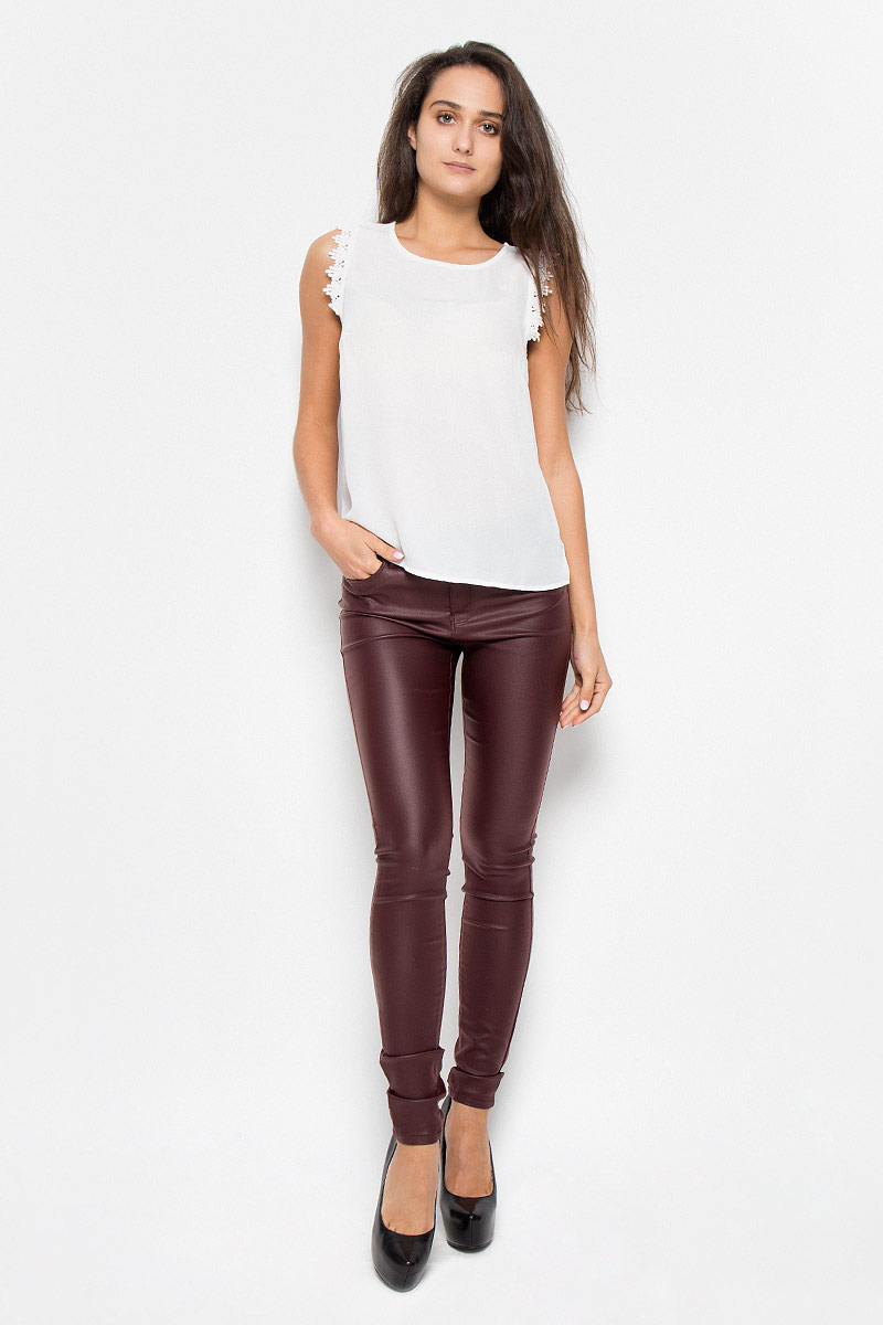 Блузка женская Vero Moda, цвет: белый. 10162388. Размер XS (40)10162388_Snow White Блузка женская Vero Moda, цвет: белый. 10162388. Размер XS (40)10162388_Snow WhiteСтильная женская блуза Vero Moda, выполненная из 100% полиэстера, подчеркнет ваш уникальный стиль и поможет создать оригинальный женственный образ.Блузка свободного кроя, без рукавов с круглым вырезом горловины. Проймы рукавов дополнены ажурными вставками. Легкая блуза идеально подойдет для жарких летних дней. Такая блузка будет дарить вам комфорт в течение всего дня и послужит замечательным дополнением к вашему гардеробу.