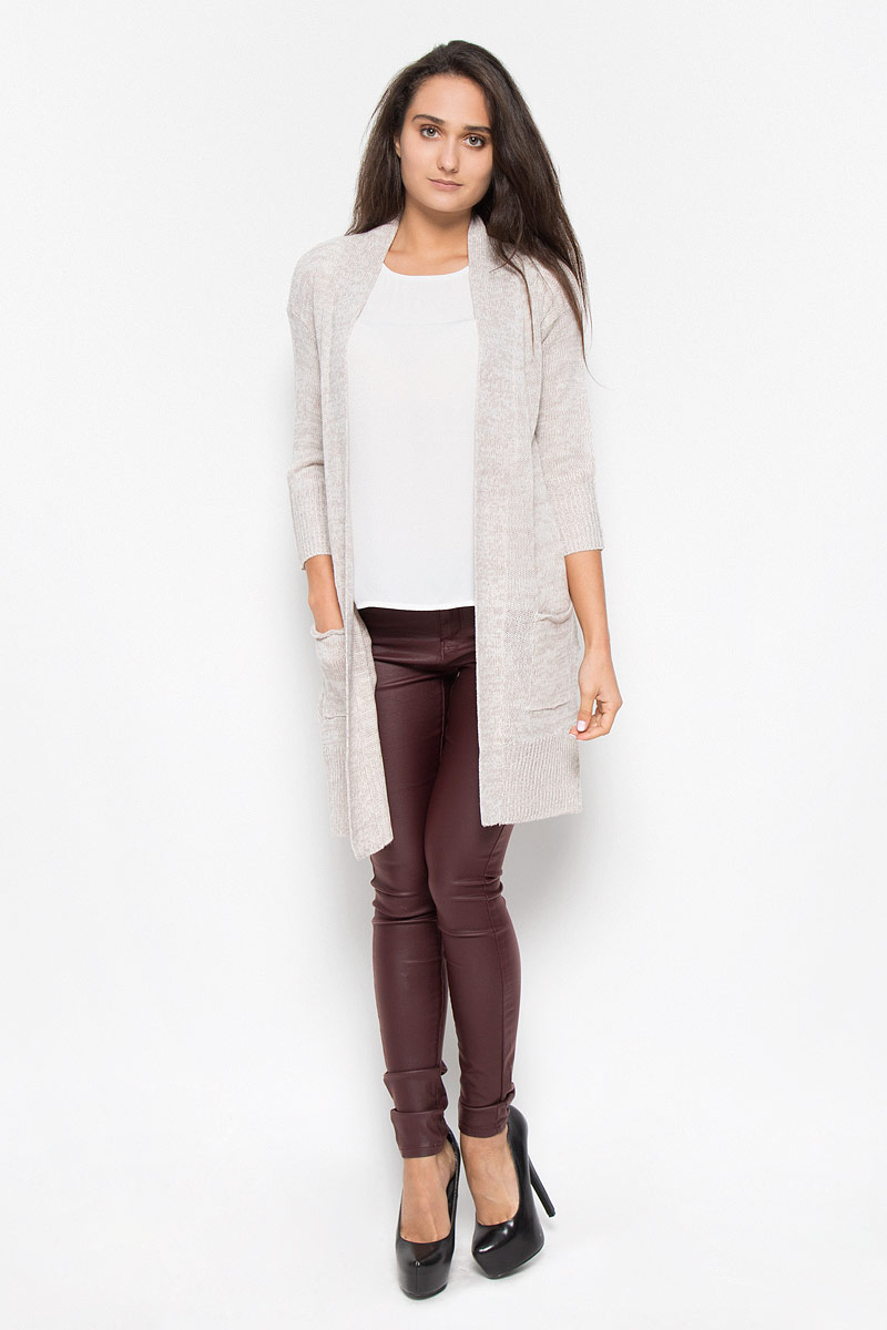 Кардиган женский Vero Moda, цвет: серо-бежевый. 10158024. Размер XS (40)10158024_Snow White Кардиган женский Vero Moda, цвет: серо-бежевый. 10158024. Размер XS (40)10158024_Snow WhiteКлассический женский кардиган Vero Moda с рукавами 3/4 будет гармонично смотреться в сочетании, как с джинсами, брюками, так и с юбками. Выполнен кардиган из высококачественной акриловой пряжи, мягкий и приятный на ощупь. Модель дополнена двумя накладными карманами, с боков разрезами. В нем вы будете чувствовать себя уютно в прохладное время года.