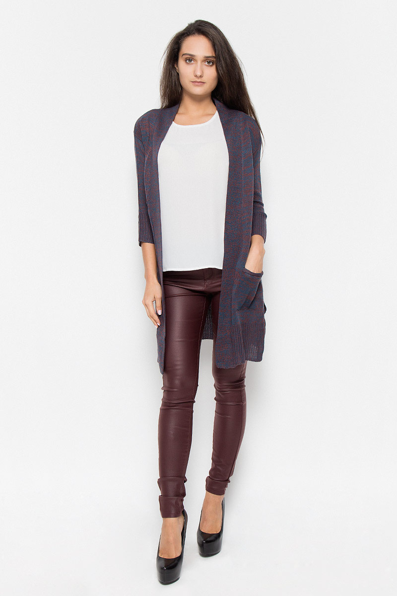 Кардиган женский Vero Moda, цвет: коричнево-синий. 10158024. Размер M (44)10158024_Decadent Chocolate Кардиган женский Vero Moda, цвет: коричнево-синий. 10158024. Размер M (44)10158024_Decadent ChocolateКлассический женский кардиган Vero Moda с рукавами 3/4 будет гармонично смотреться в сочетании, как с джинсами, брюками, так и с юбками. Выполнен кардиган из высококачественной акриловой пряжи, мягкий и приятный на ощупь. Модель дополнена двумя накладными карманами, с боков разрезами. В нем вы будете чувствовать себя уютно в прохладное время года.
