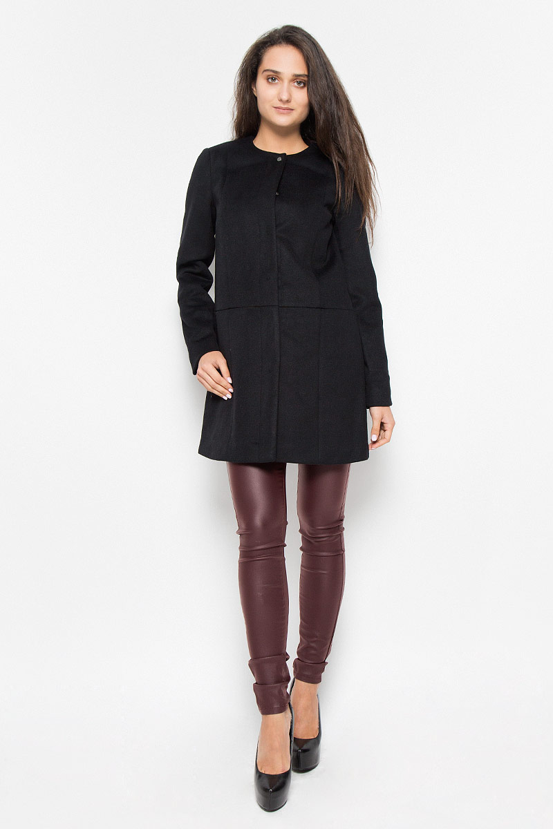 Пальто женское Vero Moda, цвет: черный. 10159255. Размер L (46)10159255_Black Пальто женское Vero Moda, цвет: черный. 10159255. Размер L (46)10159255_BlackУдобное женское пальто Vero Moda согреет вас в прохладную погоду и позволит выделиться из толпы. Модель с длинными рукавами и круглым вырезом горловины выполнена из полиэстера с добавлением шерсти, застегивается на кнопки спереди. Такое пальто надежно сохранит тепло и защитит вас от ветра и холода. Это модное и уютное пальто - отличный вариант для прогулок, оно подчеркнет ваш изысканный вкус и поможет создать неповторимый образ.