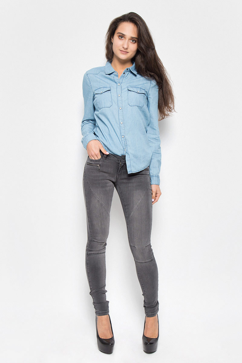 Джинсы женские Vero Moda Noisy May Eve, цвет: серый. 10160733. Размер 28-32 (44/46-32)10160733_Dark Grey Denim Джинсы женские Vero Moda Noisy May Eve, цвет: серый. 10160733. Размер 28-32 (44/46-32)10160733_Dark Grey DenimСтильные женские джинсы Vero Moda Noisy May Eve, изготовленные из качественного материала, созданы для модных и ярких девушек.Модель низкой посадки и зауженного кроя с ширинкой на молнии дополнительно застегивается на пуговицу. Брюки дополнены двумя втачными карманами и секретным кармашком спереди и двумя накладными карманами сзади, а также джинсы оформлены имитацией врезных карманов на молниях. На поясе имеются шлевки для ремня. Спереди модель оформлена декоративными швами и легким эффектом потертости. В этих модных брюках вы будете чувствовать себя уверенно, оставаясь в центре внимания.