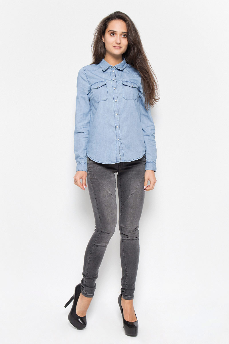 Рубашка женская Vero Moda Noisy May, цвет: голубой. 10161258. Размер M (44)10161258_Light Blue Denim Рубашка женская Vero Moda Noisy May, цвет: голубой. 10161258. Размер M (44)10161258_Light Blue DenimСтильная рубашка Vero Moda Noisy May с длинными рукавами и отложным воротником застегивается на кнопки по всей длине. Модель дополнена на груди двумя накладными карманами с клапанами на кнопках. Рукава дополнены манжетами с кнопками, а также хлястиками на кнопках, при помощи которых можно их подвернуть.Изделие, выполненное из хлопка, обладает высокой теплопроводностью, воздухопроницаемостью и гигроскопичностью, позволяет коже дышать, тем самым обеспечивая наибольший комфорт при носке даже самым жарким летом.Такая рубашка будет дарить вам комфорт в течение всего дня и послужит замечательным дополнением к вашему гардеробу.