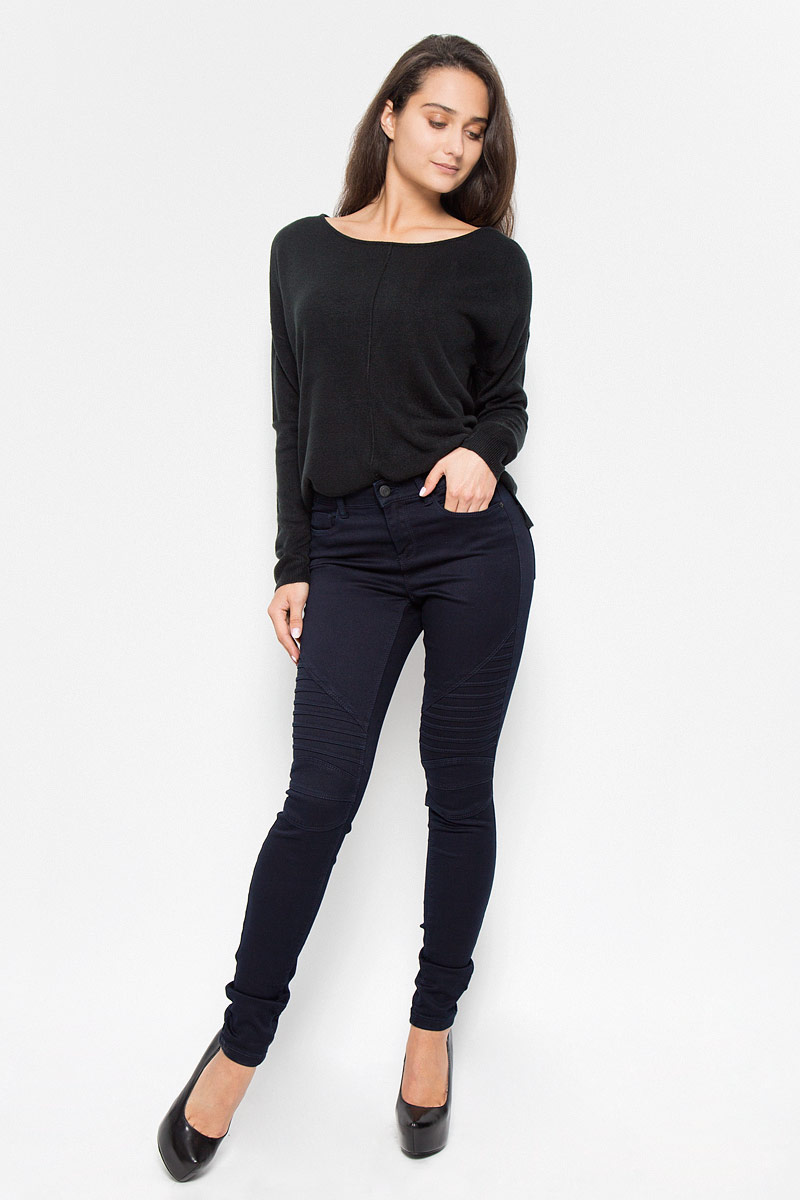 Брюки женские Vero Moda Noisy May Lucy, цвет: темно-синий. 10160191. Размер XS-34 (40-34)10160191_Dark Blue Denim Брюки женские Vero Moda Noisy May Lucy, цвет: темно-синий. 10160191. Размер XS-34 (40-34)10160191_Dark Blue DenimСтильные женские брюки Vero Moda Noisy May Lucy, изготовленные из качественного материала, созданы для модных и ярких девушек.Модель низкой посадки и зауженного кроя с ширинкой на молнии дополнительно застегивается на пуговицу. Брюки дополнены двумя прорезными карманами и скрытым кармашком спереди и двумя накладными карманами сзади. На поясе имеются шлевки для ремня. Спереди модель оформлена декоративными швами и складками. В этих модных брюках вы будете чувствовать себя уверенно, оставаясь в центре внимания.