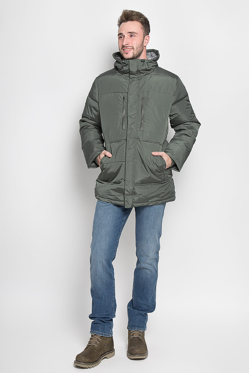 Куртка мужская Sela Casual Wear, цвет: хаки. Cp-226/358-6313. Размер XL (52)Cp-226/358-6313 Куртка мужская Sela Casual Wear, цвет: хаки. Cp-226/358-6313. Размер XL (52)Cp-226/358-6313Стильная мужская куртка Sela Casual Wear превосходно подойдет для прохладных дней. Куртка выполнена из полиэстера, она отлично защищает от дождя, снега и ветра, а наполнитель из синтепона превосходно сохраняет тепло. Модель с длинными рукавами и несъёмным капюшоном застегивается на застежку-молнию спереди и имеет ветрозащитный клапан на липучках и кнопках. Объем капюшона регулируется при помощи шнурка-кулиски. Изделие дополнено двумя втачными карманами на кнопкахи двумя втачными карманами на застежках-молниях спереди, а также внутренним накладным карманом на молнии. Рукава дополнены внутренними трикотажными манжетами. По низу куртка дополнена шнурком-кулиской.Эта модная и комфортная куртка согреет вас в холодное время года и отлично подойдет как для прогулок, так и для активного отдыха.