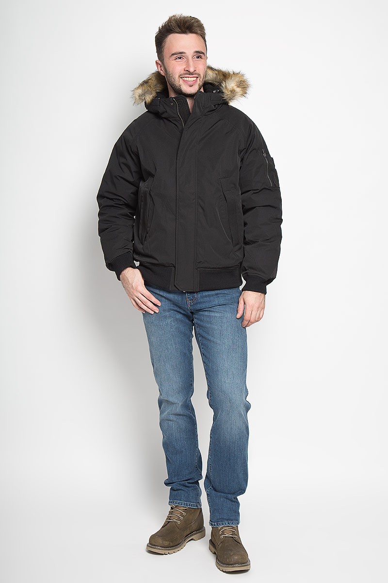 Куртка мужская Sela Casual Wear, цвет: черный. Cp-226/359-6313. Размер XXL (54)Cp-226/359-6313 Куртка мужская Sela Casual Wear, цвет: черный. Cp-226/359-6313. Размер XXL (54)Cp-226/359-6313Стильная мужская куртка Sela Casual Wear превосходно подойдет для холодных зимних дней. Куртка выполнена из полиэстера с добавлением хлопка, она отлично защищает от дождя, снега и ветра, а наполнитель из синтепона превосходно сохраняет тепло. Модель с длинными рукавами-реглан и несъёмным капюшоном застегивается на застежку-молнию спереди и имеет ветрозащитный клапан на кнопках. Объем капюшона регулируется при помощи шнурка-кулиски. Изделие дополнено двумя втачными карманами спереди, а также внутренним накладным карманом. На рукаве расположен втачной карман на застежке-молнии и четыре небольших открытых кармашка. Низ и рукава изделия дополнены широкими трикотажными резинками, капюшон украшен искусственным мехом.Эта модная и комфортная куртка согреет вас в холодное время года и отлично подойдет как для прогулок, так и для активного отдыха.