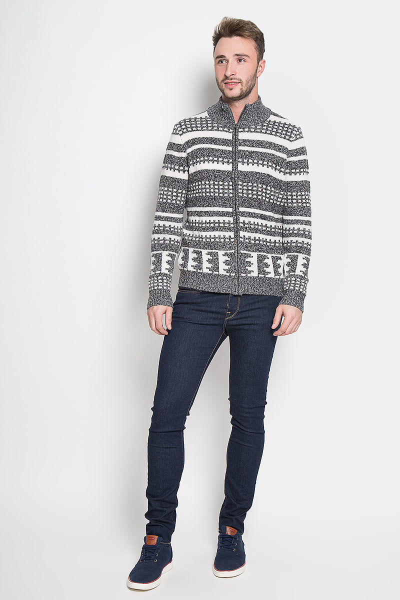Кофта мужская Sela Casual Wear, цвет: темно-серый, белый. CN-214/833-6424. Размер L (50)CN-214/833-6424 Кофта мужская Sela Casual Wear, цвет: темно-серый, белый. CN-214/833-6424. Размер L (50)CN-214/833-6424Мужская кофта Sela Casual Wear, выполненная из полиэстера с добавлением акрила и шерсти, подчеркнет ваш уникальный стиль и поможет создать оригинальный образ. Такой материал великолепно пропускает воздух, обеспечивая необходимую вентиляцию, приятен к телу и превосходно тянется, обеспечивая комфортную посадку по фигуре. Кофта с длинными рукавами и воротником-стойкой застегивается на застежку-молнию спереди. Модель оформлена оригинальным геометрическим орнаментом, манжеты рукавов, воротник и низ связаны резинкой. Такая кофта будет дарить вам комфорт в течение всего дня и послужит замечательным дополнением к вашему гардеробу.
